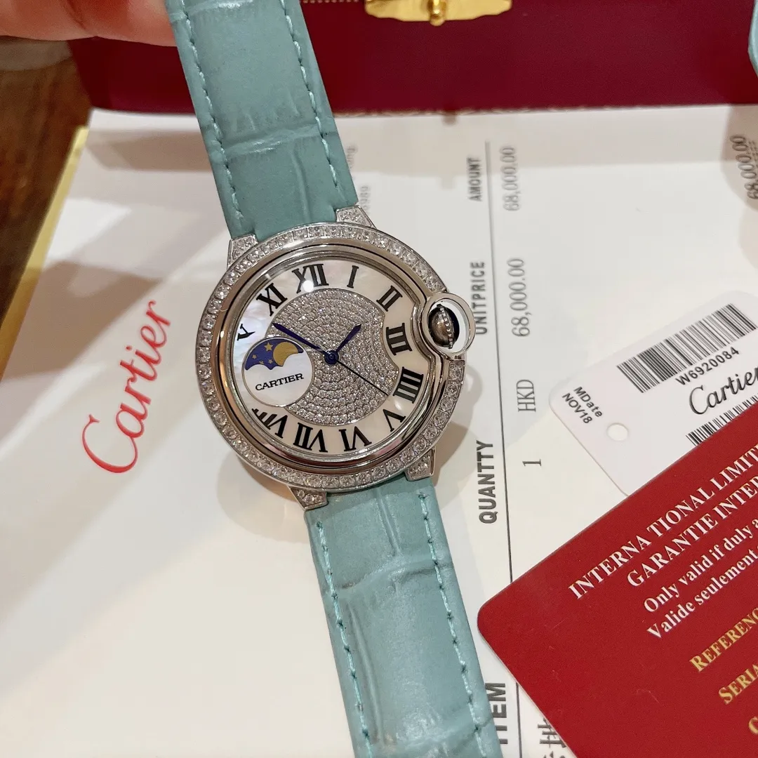 【Purchasing quality】💰1720! Actual shot of Cartier women's watch in spring and summer ice 🧊 new blue color, perfect healing color/very spring and summer color ✨ Bamboo pattern calfskin, not too small and fresh, the key is to be super high-end ❗️ with hand-inlaid diamond face, sun, moon and stars 🌃 The dial is super luxurious, the real thing is super beautiful 💋Swiss quartz, size 36mm, highly recommended to buy! Look for exclusive high quality.