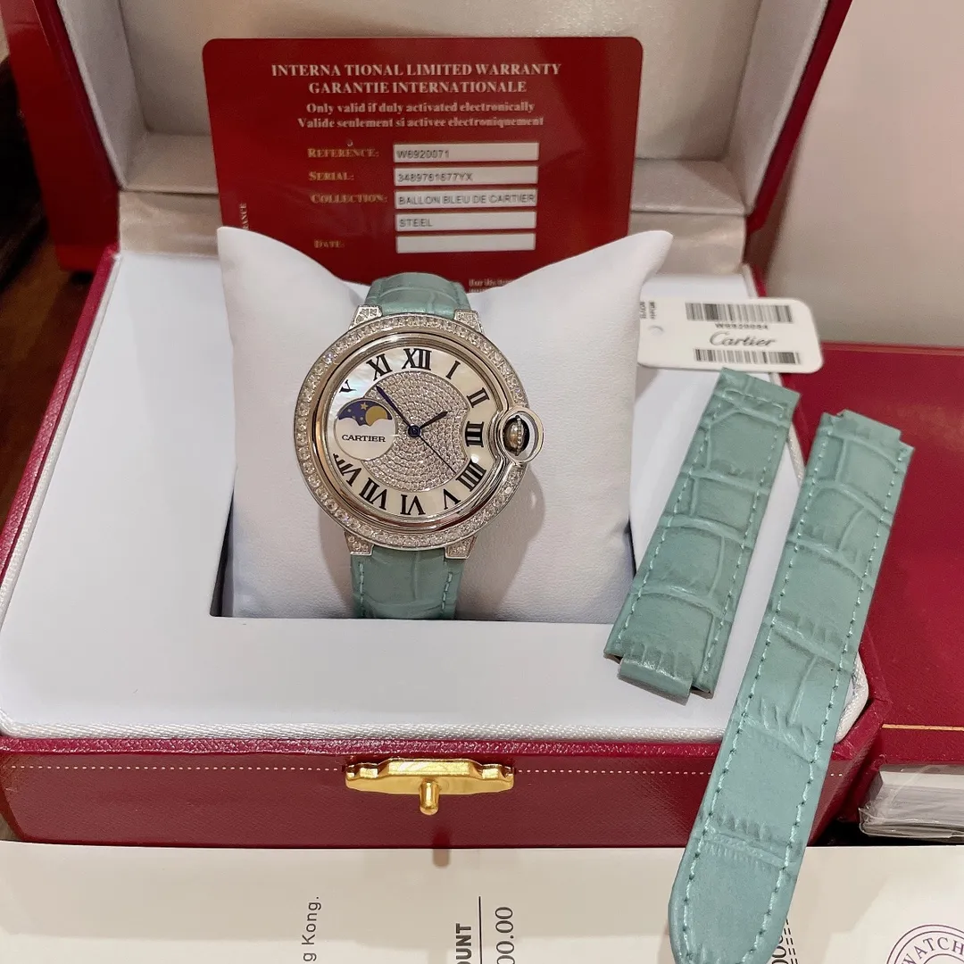 【Purchasing quality】💰1720! Actual shot of Cartier women's watch in spring and summer ice 🧊 new blue color, perfect healing color/very spring and summer color ✨ Bamboo pattern calfskin, not too small and fresh, the key is to be super high-end ❗️ with hand-inlaid diamond face, sun, moon and stars 🌃 The dial is super luxurious, the real thing is super beautiful 💋Swiss quartz, size 36mm, highly recommended to buy! Look for exclusive high quality.