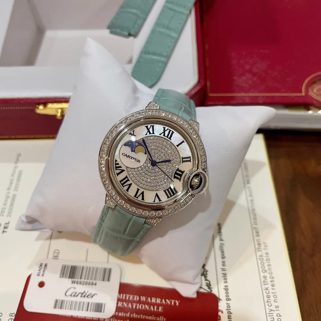 【Purchasing quality】💰1720! Actual shot of Cartier women's watch in spring and summer ice 🧊 new blue color, perfect healing color/very spring and summer color ✨ Bamboo pattern calfskin, not too small and fresh, the key is to be super high-end ❗️ with hand-inlaid diamond face, sun, moon and stars 🌃 The dial is super luxurious, the real thing is super beautiful 💋Swiss quartz, size 36mm, highly recommended to buy! Look for exclusive high quality.