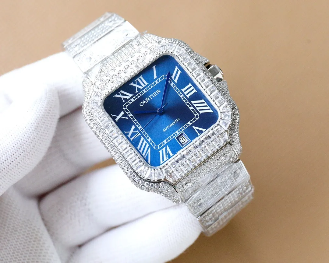 The new Cartier Santos Gypsophila is coming! The entire bezel is inlaid with ashlar, and all diamond colors on the text can be matched and interchanged at will. The most outstanding thing is the T-square inlaid bezel, which is extremely difficult and extremely complex. The machine uses the most advanced and top-notch inlay technology. The details of the workmanship of the big factory and the diamond inlay effect are of first-class quality. The actual product shall prevail. 📛Key Points 1️⃣ Key details of this watch. There are no screws in the steel band ring. It has been updated and replaced with diamonds instead of screws. The whole watch looks more upscale and noble. The overall craftsmanship makes the whole watch look very stunning. In order to achieve the screw-free steel band ring, the effect has gone through countless attempts to maintain the thickness of the original strap while ensuring a perfect inlay effect; 1. Made of 904 stainless steel, size 40mm, using stable 2836 movement, stable running time! 2. Swiss-made fired steel hands, equipped with blue glass anti-reflective white film/anti-glare/anti-handprint. 3. The entire watch is hand-set with 4555 diamonds, shining at 360 degrees without blind spots. It is the most set of gems so far. Luxury can no longer be completely summarized, it is more about nobility + dazzling. It is absolutely yyds to wear. The strap without screws, the diamond strap, and the sparkling strap are very snug and comfortable! Welcome to taste it🔥Top-quality products, the best products are constantly coming🔥