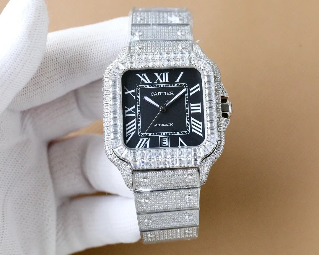 The new Cartier Santos Gypsophila is coming! The entire bezel is inlaid with ashlar, and all diamond colors on the text can be matched and interchanged at will. The most outstanding thing is the T-square inlaid bezel, which is extremely difficult and extremely complex. The machine uses the most advanced and top-notch inlay technology. The details of the workmanship of the big factory and the diamond inlay effect are of first-class quality. The actual product shall prevail. 📛Key Points 1️⃣ Key details of this watch. There are no screws in the steel band ring. It has been updated and replaced with diamonds instead of screws. The whole watch looks more upscale and noble. The overall craftsmanship makes the whole watch look very stunning. In order to achieve the screw-free steel band ring, the effect has gone through countless attempts to maintain the thickness of the original strap while ensuring a perfect inlay effect; 1. Made of 904 stainless steel, size 40mm, using stable 2836 movement, stable running time! 2. Swiss-made fired steel hands, equipped with blue glass anti-reflective white film/anti-glare/anti-handprint. 3. The entire watch is hand-set with 4555 diamonds, shining at 360 degrees without blind spots. It is the most set of gems so far. Luxury can no longer be completely summarized, it is more about nobility + dazzling. It is absolutely yyds to wear. The strap without screws, the diamond strap, and the sparkling strap are very snug and comfortable! Welcome to taste it🔥Top-quality products, the best products are constantly coming🔥