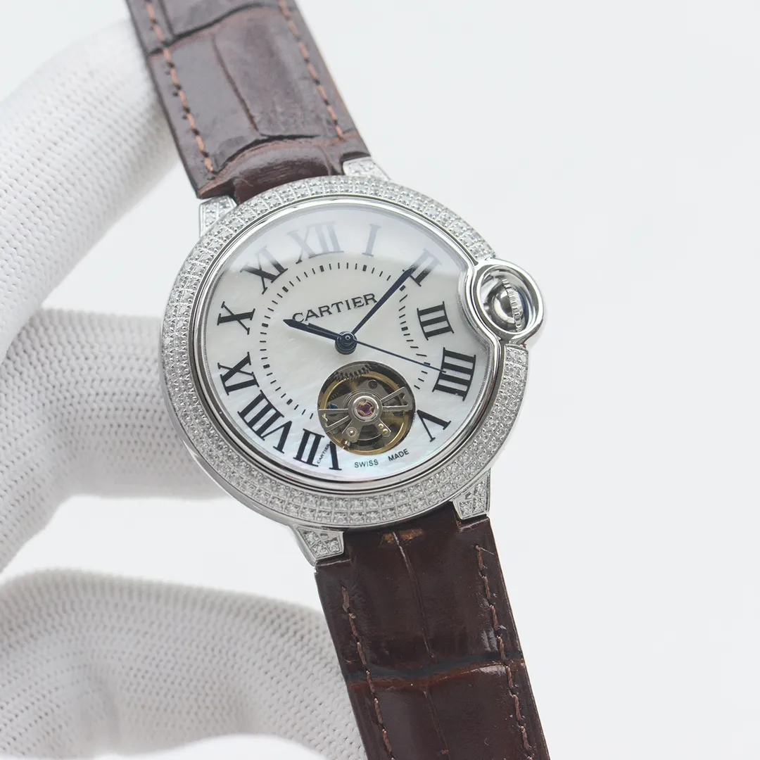 【High-end replica】💰1920! Cartier - Cartier Women's Blue Balloon Flywheel Series 🎈 Tourbillon mechanical women's watch is now on the market, and the pure natural mother-of-pearl shell dial exudes fashion and beauty. The operation of the movement flywheel is clear at a glance, showing nobility and luxury. (Four-piece set of 316 fine steel material) (Sword-shaped pointer) 316 steel strap with original pull-button style and Italian leather strap that perfectly blends classic and innovation. The diameter is 36mm wide and 10mm thick. ⚠️Please look for the exclusive quality (upgraded version 200 meters deep waterproof)