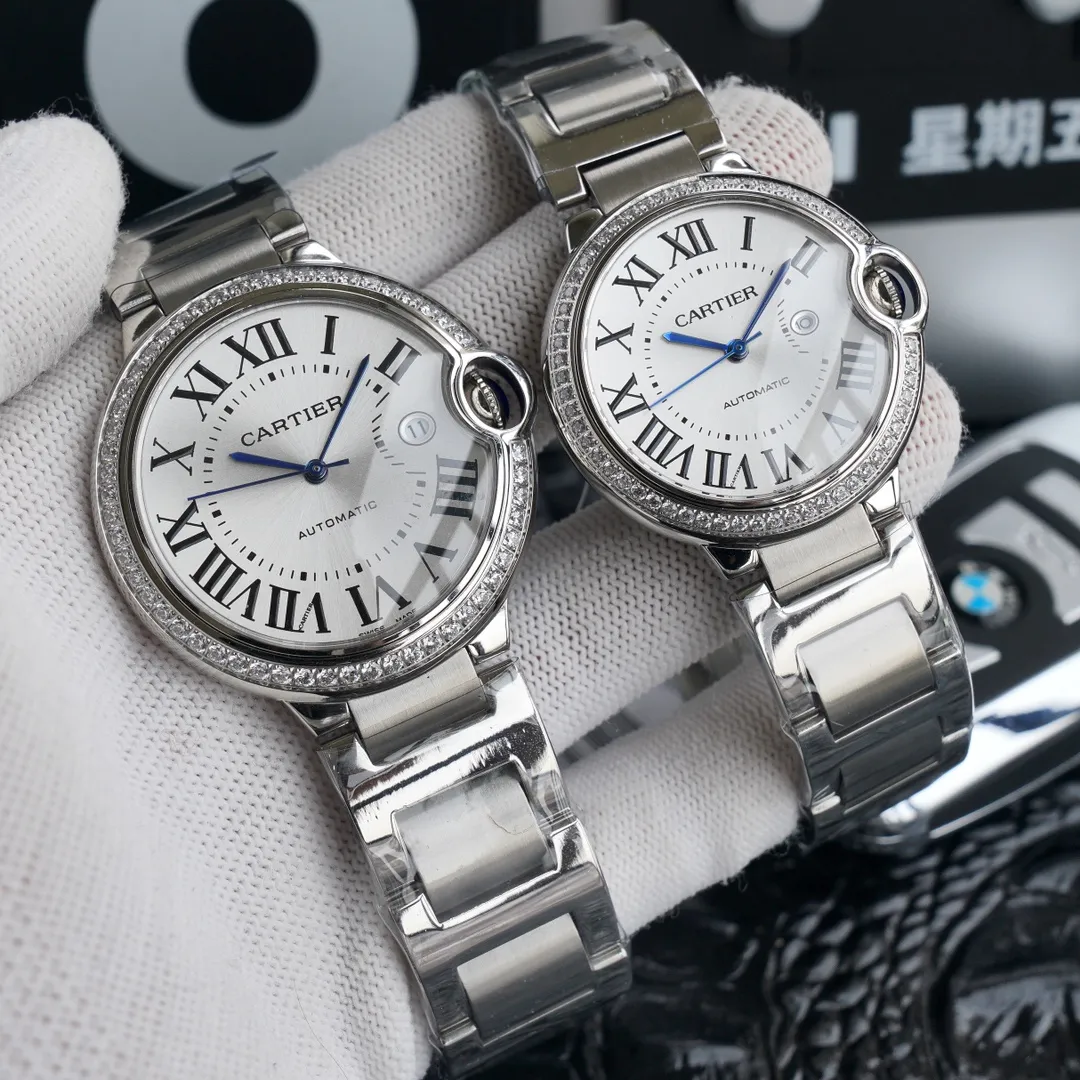 【Top replica】💰2800 each! Cartier Blue Balloon series, this series of watches is famous for its delicate style and elegant style in Cartier watchmaking industry. Of course, this watch must have such characteristics. The color of the stainless steel case makes the watch as light as a balloon, and the blue crown seems to have disobediently deviated from the original planned trajectory, like a playful couple. The Roman numerals on the dial look retro and deep, decorated with guilloche patterns and sword-shaped hands. The entire watch gives people a delicate and considerate feel. Isn’t this what couples need? Built-in: Japanese Citizen fully automatic machine, water drop (fish eye bubble) sapphire glass mirror, highly waterproof, burnt steel blue pointer color, head curvature⚠Please look for exclusive quality