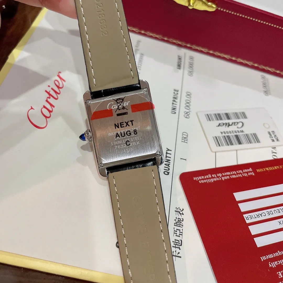 【High-end replica】💰1300! The new design of the Cartier Tank Solo square watch defeats the tradition and reaches a new height of beauty. 💋 Those who like square watches 🤗 can choose this Cartier tank. It is very cost-effective. Swiss quartz movement ✔Versatile size 25.5x33.7mm. The dial is made of high-grade mother-of-pearl. The dial is elegant and refined. Look for high quality!