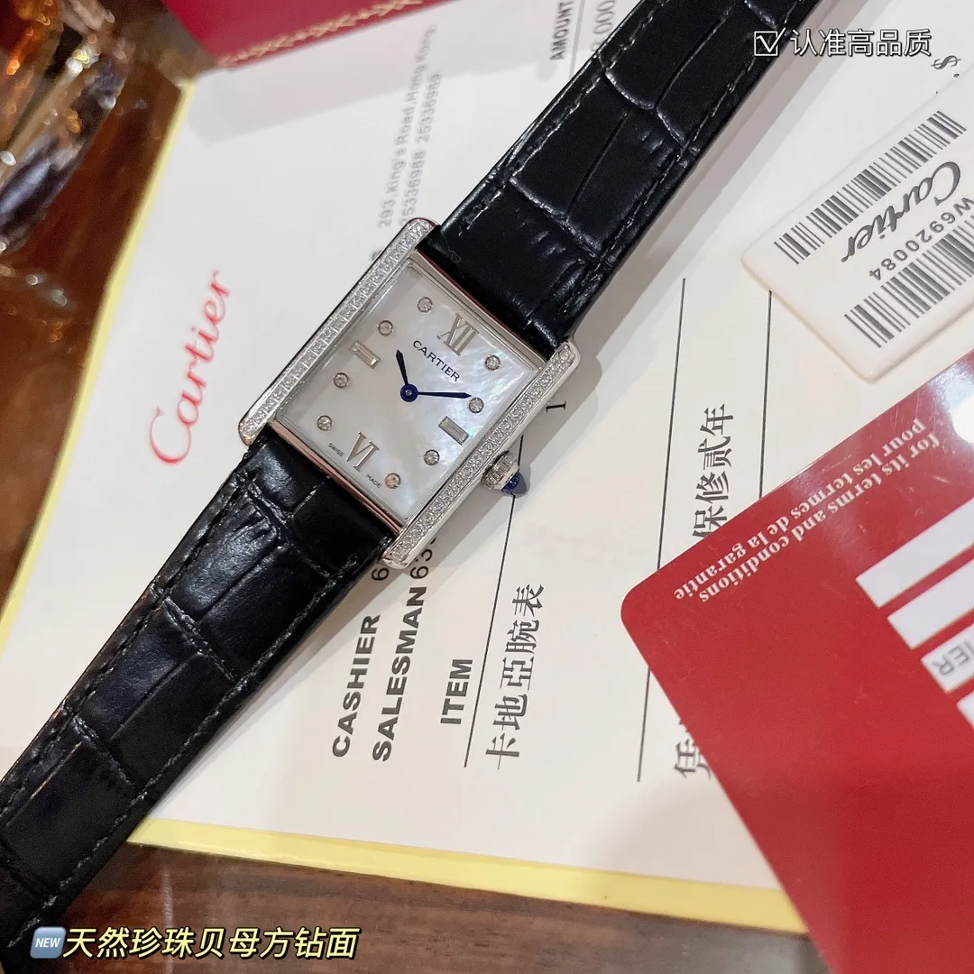 【High-end replica】💰1300! The new design of the Cartier Tank Solo square watch defeats the tradition and reaches a new height of beauty. 💋 Those who like square watches 🤗 can choose this Cartier tank. It is very cost-effective. Swiss quartz movement ✔Versatile size 25.5x33.7mm. The dial is made of high-grade mother-of-pearl. The dial is elegant and refined. Look for high quality!
