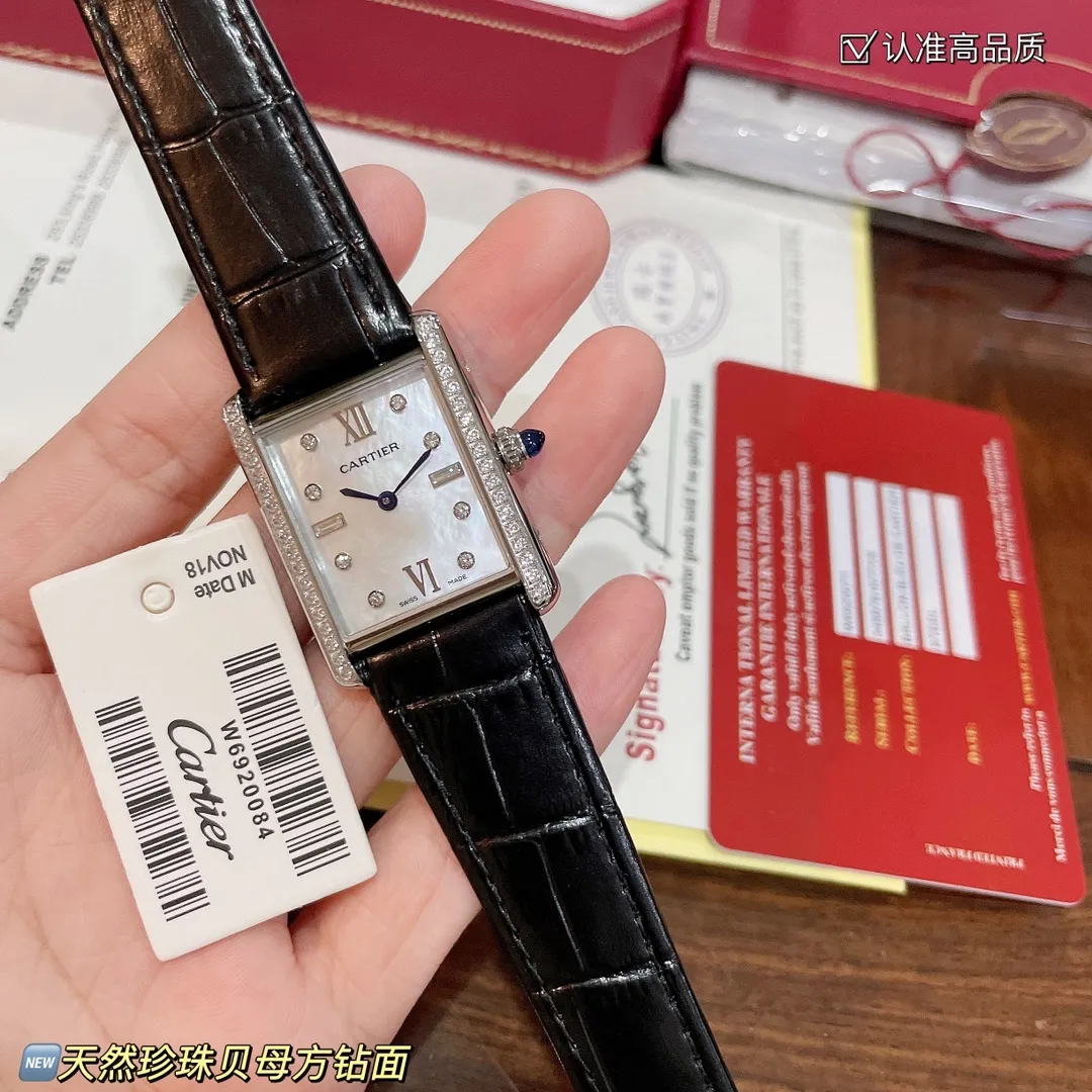 【High-end replica】💰1300! The new design of the Cartier Tank Solo square watch defeats the tradition and reaches a new height of beauty. 💋 Those who like square watches 🤗 can choose this Cartier tank. It is very cost-effective. Swiss quartz movement ✔Versatile size 25.5x33.7mm. The dial is made of high-grade mother-of-pearl. The dial is elegant and refined. Look for high quality!