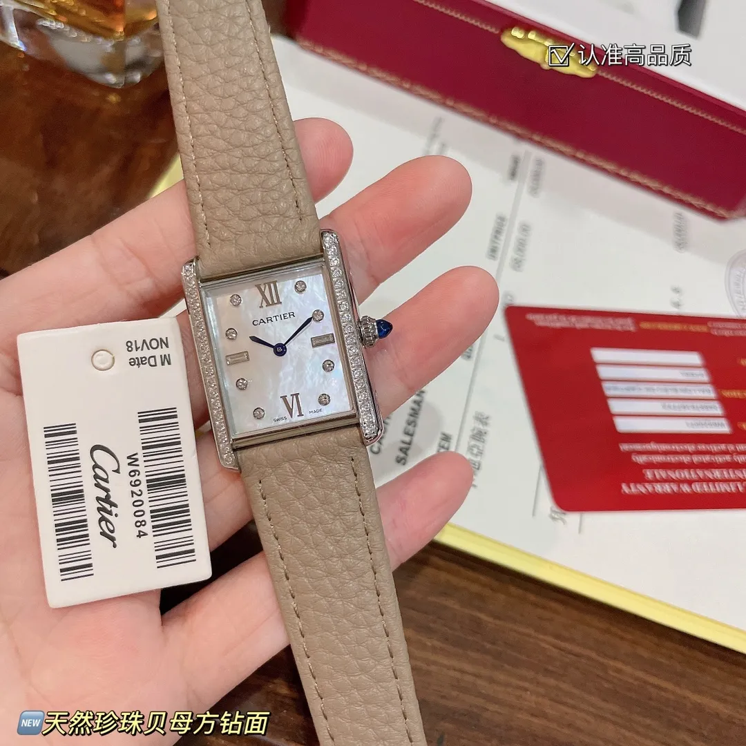 【High-end replica】💰1300! The new design of the Cartier Tank Solo square watch defeats the tradition and reaches a new height of beauty. 💋 Those who like square watches 🤗 can choose this Cartier tank. It is very cost-effective. Swiss quartz movement ✔Versatile size 25.5x33.7mm. The dial is made of high-grade mother-of-pearl. The dial is elegant and refined. Look for high quality!