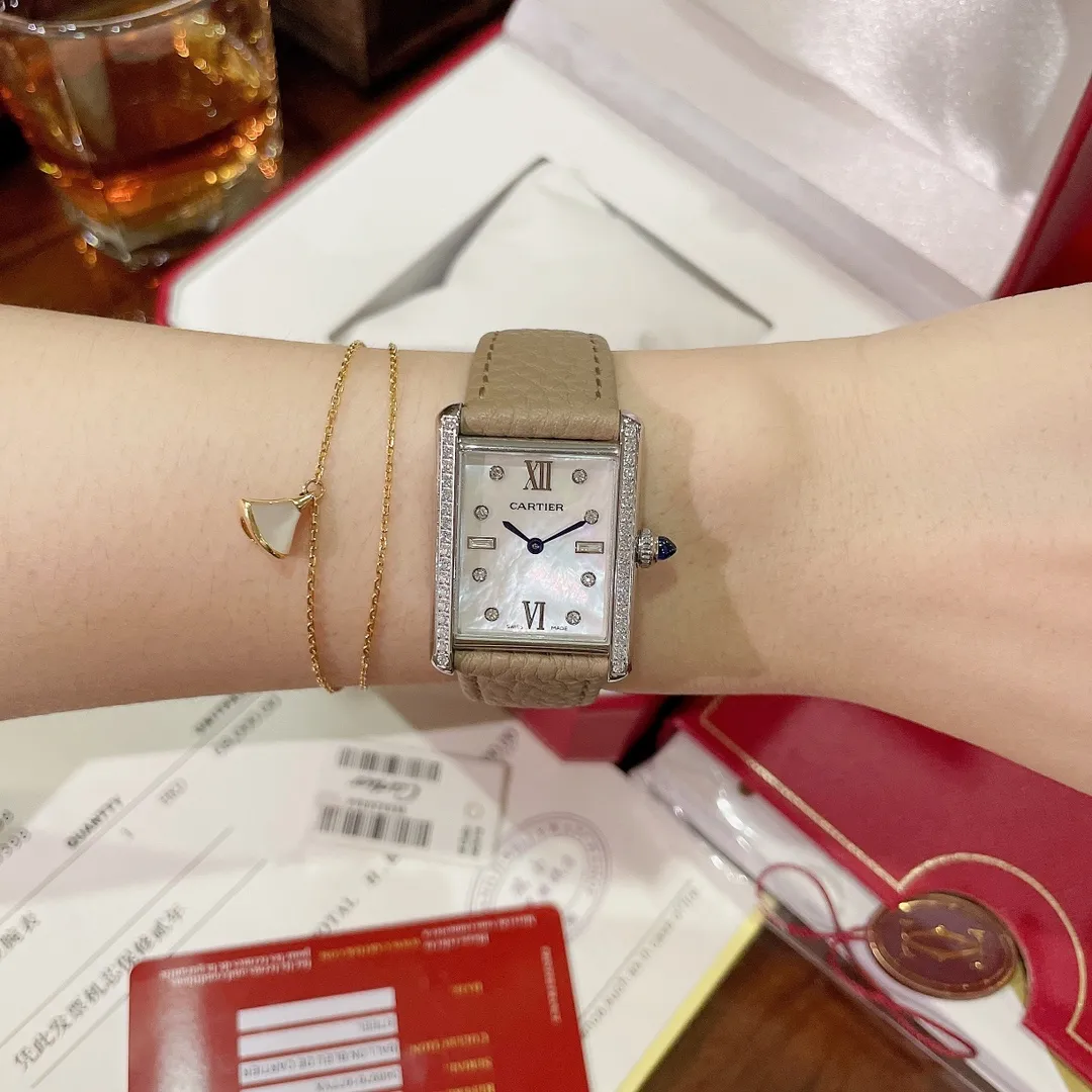 【High-end replica】💰1300! The new design of the Cartier Tank Solo square watch defeats the tradition and reaches a new height of beauty. 💋 Those who like square watches 🤗 can choose this Cartier tank. It is very cost-effective. Swiss quartz movement ✔Versatile size 25.5x33.7mm. The dial is made of high-grade mother-of-pearl. The dial is elegant and refined. Look for high quality!