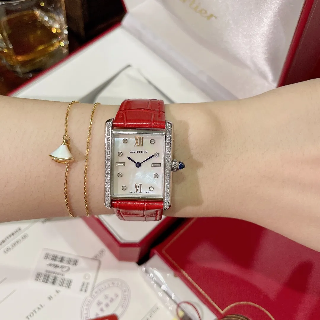 【High-end replica】💰1300! The new design of the Cartier Tank Solo square watch defeats the tradition and reaches a new height of beauty. 💋 Those who like square watches 🤗 can choose this Cartier tank. It is very cost-effective. Swiss quartz movement ✔Versatile size 25.5x33.7mm. The dial is made of high-grade mother-of-pearl. The dial is elegant and refined. Look for high quality!