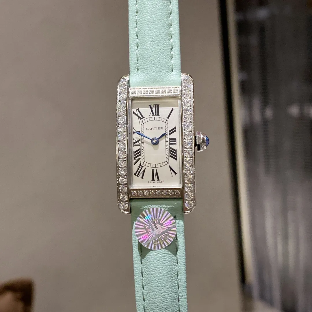 【Foreign trade import】💰1120! HR Factory Cartier's popular masterpiece - the elegant American tank WSTA0016 watch makes a graceful debut! Slim and colorful appearance, simple and beautiful design, it is the best choice for modern women! [Case] ​​The size of the watch is 35.8mmX19mmX6.3mm. Made of 316L fine steel, it is completed by two processes: drawing and polishing. The case design may seem weak, but the workmanship and polishing are indeed tough, perfectly interpreting the elegance and independence of contemporary women. [Movement] Swiss quartz movement, excellent quality, stable running time, perfect for "zero" repairs. [Strap] Made of Italian calfskin, soft and comfortable to wear. HR’s favorite work, please come and appreciate it together!