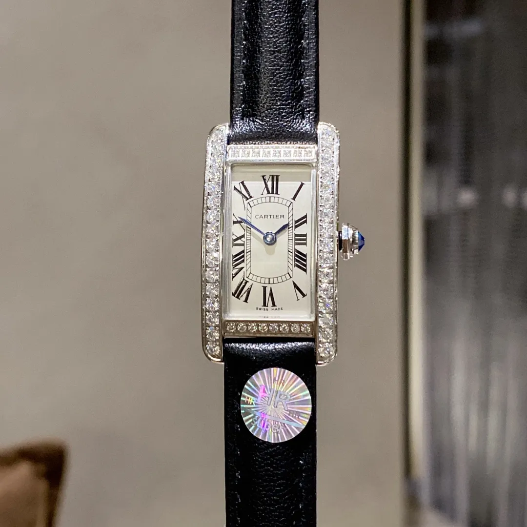 【Foreign trade import】💰1120! HR Factory Cartier's popular masterpiece - the elegant American tank WSTA0016 watch makes a graceful debut! Slim and colorful appearance, simple and beautiful design, it is the best choice for modern women! [Case] ​​The size of the watch is 35.8mmX19mmX6.3mm. Made of 316L fine steel, it is completed by two processes: drawing and polishing. The case design may seem weak, but the workmanship and polishing are indeed tough, perfectly interpreting the elegance and independence of contemporary women. [Movement] Swiss quartz movement, excellent quality, stable running time, perfect for "zero" repairs. [Strap] Made of Italian calfskin, soft and comfortable to wear. HR’s favorite work, please come and appreciate it together!