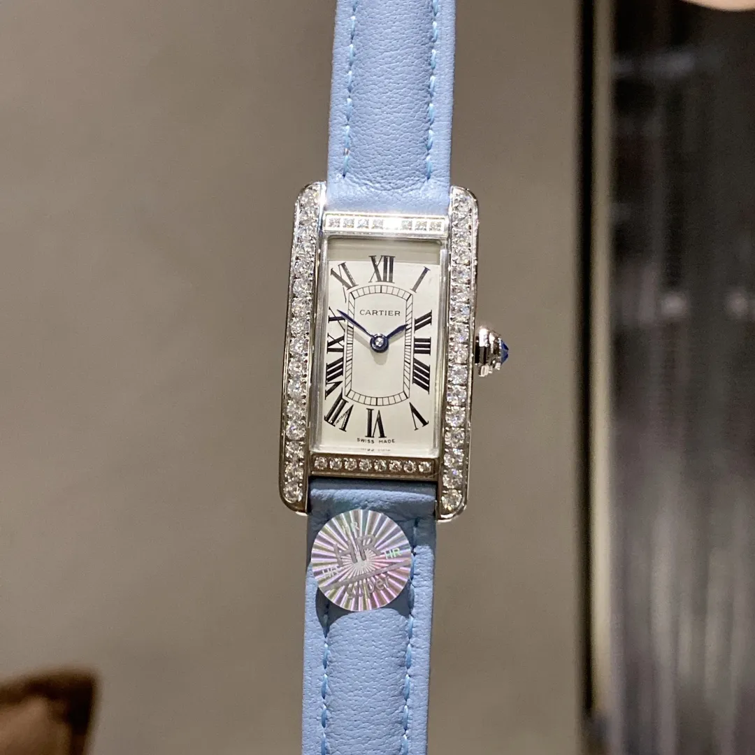 【Foreign trade import】💰1120! HR Factory Cartier's popular masterpiece - the elegant American tank WSTA0016 watch makes a graceful debut! Slim and colorful appearance, simple and beautiful design, it is the best choice for modern women! [Case] ​​The size of the watch is 35.8mmX19mmX6.3mm. Made of 316L fine steel, it is completed by two processes: drawing and polishing. The case design may seem weak, but the workmanship and polishing are indeed tough, perfectly interpreting the elegance and independence of contemporary women. [Movement] Swiss quartz movement, excellent quality, stable running time, perfect for "zero" repairs. [Strap] Made of Italian calfskin, soft and comfortable to wear. HR’s favorite work, please come and appreciate it together!
