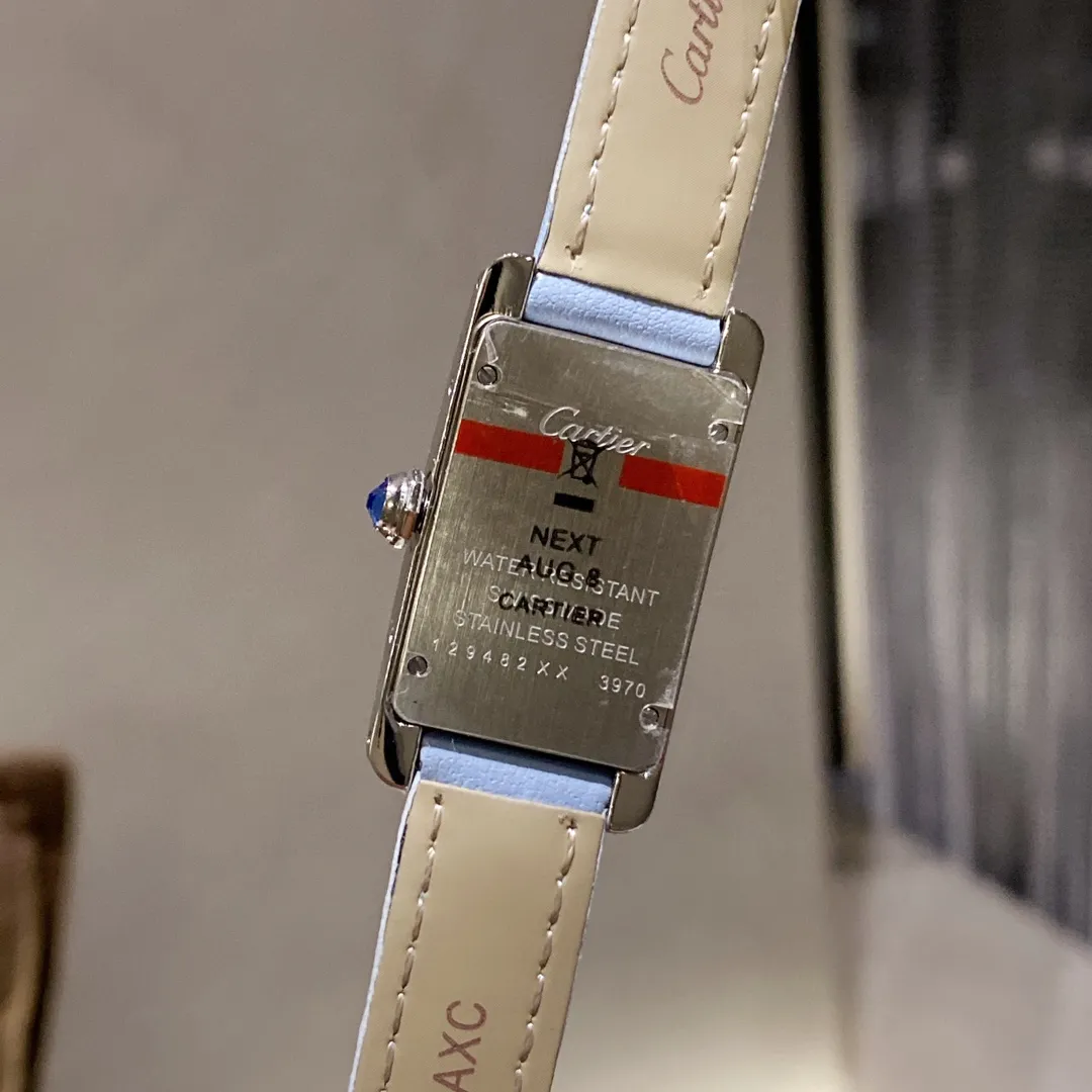 【Foreign trade import】💰1120! HR Factory Cartier's popular masterpiece - the elegant American tank WSTA0016 watch makes a graceful debut! Slim and colorful appearance, simple and beautiful design, it is the best choice for modern women! [Case] ​​The size of the watch is 35.8mmX19mmX6.3mm. Made of 316L fine steel, it is completed by two processes: drawing and polishing. The case design may seem weak, but the workmanship and polishing are indeed tough, perfectly interpreting the elegance and independence of contemporary women. [Movement] Swiss quartz movement, excellent quality, stable running time, perfect for "zero" repairs. [Strap] Made of Italian calfskin, soft and comfortable to wear. HR’s favorite work, please come and appreciate it together!