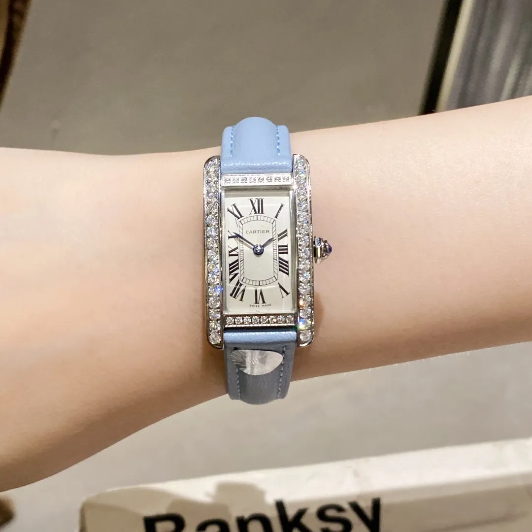 【Foreign trade import】💰1120! HR Factory Cartier's popular masterpiece - the elegant American tank WSTA0016 watch makes a graceful debut! Slim and colorful appearance, simple and beautiful design, it is the best choice for modern women! [Case] ​​The size of the watch is 35.8mmX19mmX6.3mm. Made of 316L fine steel, it is completed by two processes: drawing and polishing. The case design may seem weak, but the workmanship and polishing are indeed tough, perfectly interpreting the elegance and independence of contemporary women. [Movement] Swiss quartz movement, excellent quality, stable running time, perfect for "zero" repairs. [Strap] Made of Italian calfskin, soft and comfortable to wear. HR’s favorite work, please come and appreciate it together!
