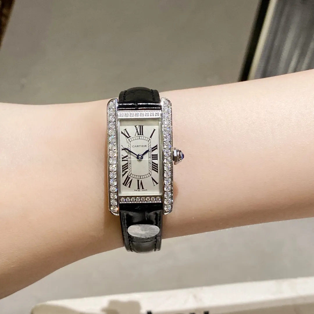 【Foreign trade import】💰1120! HR Factory Cartier's popular masterpiece - the elegant American tank WSTA0016 watch makes a graceful debut! Slim and colorful appearance, simple and beautiful design, it is the best choice for modern women! [Case] ​​The size of the watch is 35.8mmX19mmX6.3mm. Made of 316L fine steel, it is completed by two processes: drawing and polishing. The case design may seem weak, but the workmanship and polishing are indeed tough, perfectly interpreting the elegance and independence of contemporary women. [Movement] Swiss quartz movement, excellent quality, stable running time, perfect for "zero" repairs. [Strap] Made of Italian calfskin, soft and comfortable to wear. HR’s favorite work, please come and appreciate it together!