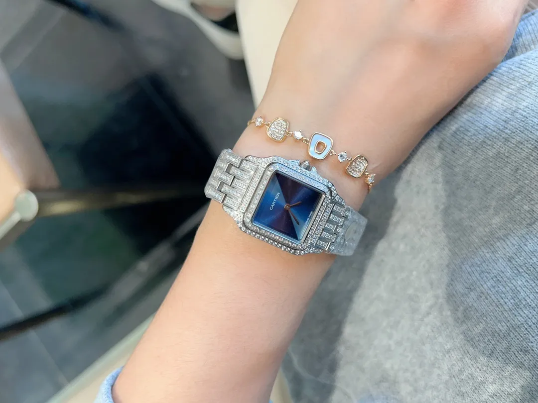 【Top replica】💰2400 each! Cartier cheetah full of diamonds, four choices: blue surface, gray surface, diamond surface, shell surface, rail surface and plain surface! Gorgeous and unruly, this is the aesthetic style conveyed by Panthère de Cartier cheetah. Its lines are smooth, charming, soft and docile on the wrist, as if dancing on the skin. The unique shape highlights a mature, elegant, confident and attractive female image. The case is one-piece, equipped with imported quartz movement, 316L stainless steel case, inlaid with diamonds, the handle is inlaid with a synthetic blue spinel, silver-plated dial, sword-shaped blue steel hands, 100% second degree waterproof, size: 27 x 37 mm ❄️Real photos, welcome to forward! 🧚‍♀️🧚‍♀️🧚‍♀️