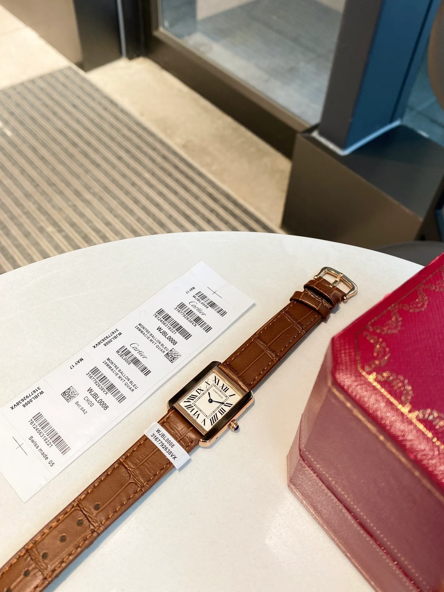 【Foreign trade import】💰1040! Cartier tank series retro watch TANK tank series! The lettering adopts three-dimensional protrusion, 316L stainless steel version, couple watch, imported Swiss movement, three codes in one. Medium size 27MMX34MM, small size 24MMX31MM. The details are polished, the color of the hands, the curvature of the handle, the original pebbled leather belt, the original stainless steel belt, with sticker code, color distribution: white shell, gold shell, rose gold shell, strap colors are complete! Imported Swiss movement, Sapphire TankSolo’s ingenuity is worth owning!