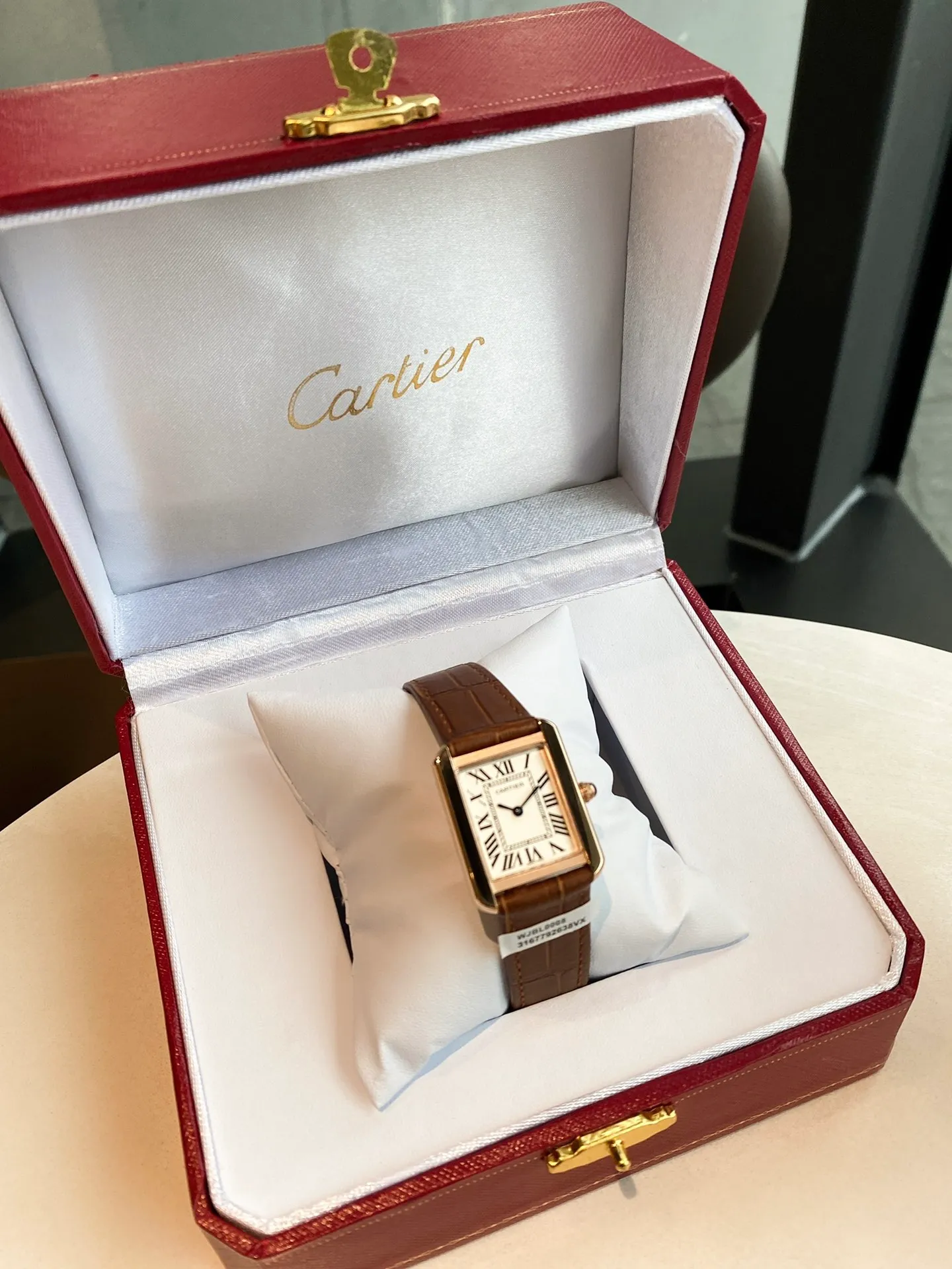 【Foreign trade import】💰1040! Cartier tank series retro watch TANK tank series! The lettering adopts three-dimensional protrusion, 316L stainless steel version, couple watch, imported Swiss movement, three codes in one. Medium size 27MMX34MM, small size 24MMX31MM. The details are polished, the color of the hands, the curvature of the handle, the original pebbled leather belt, the original stainless steel belt, with sticker code, color distribution: white shell, gold shell, rose gold shell, strap colors are complete! Imported Swiss movement, Sapphire TankSolo’s ingenuity is worth owning!