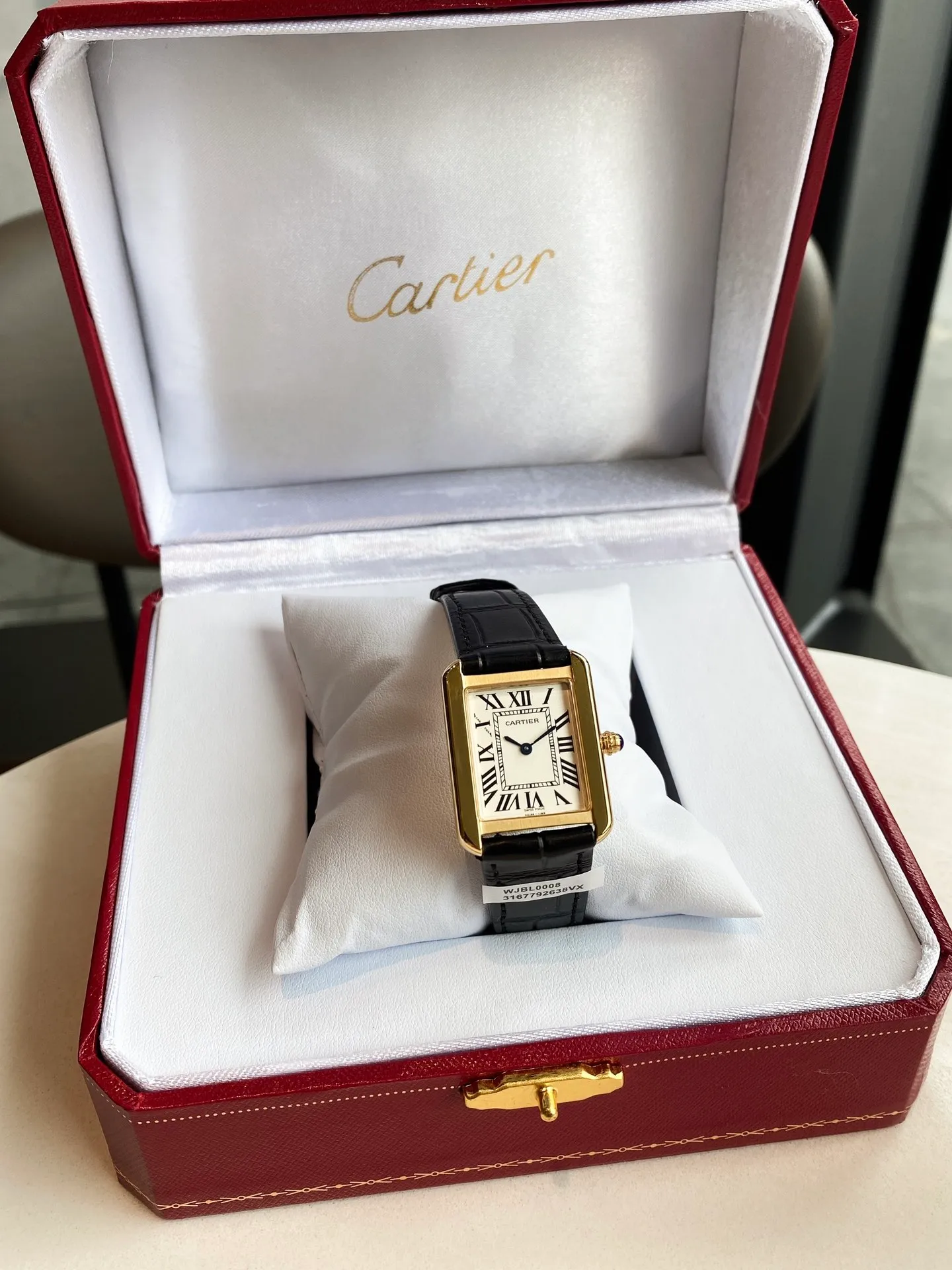 【Foreign trade import】💰1040! Cartier tank series retro watch TANK tank series! The lettering adopts three-dimensional protrusion, 316L stainless steel version, couple watch, imported Swiss movement, three codes in one. Medium size 27MMX34MM, small size 24MMX31MM. The details are polished, the color of the hands, the curvature of the handle, the original pebbled leather belt, the original stainless steel belt, with sticker code, color distribution: white shell, gold shell, rose gold shell, strap colors are complete! Imported Swiss movement, Sapphire TankSolo’s ingenuity is worth owning!