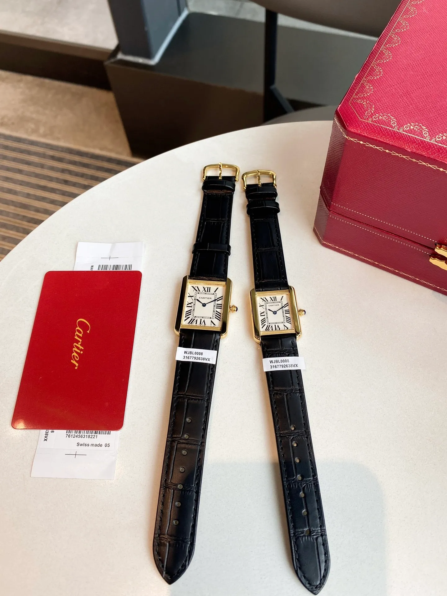 【Foreign trade import】💰1040! Cartier tank series retro watch TANK tank series! The lettering adopts three-dimensional protrusion, 316L stainless steel version, couple watch, imported Swiss movement, three codes in one. Medium size 27MMX34MM, small size 24MMX31MM. The details are polished, the color of the hands, the curvature of the handle, the original pebbled leather belt, the original stainless steel belt, with sticker code, color distribution: white shell, gold shell, rose gold shell, strap colors are complete! Imported Swiss movement, Sapphire TankSolo’s ingenuity is worth owning!