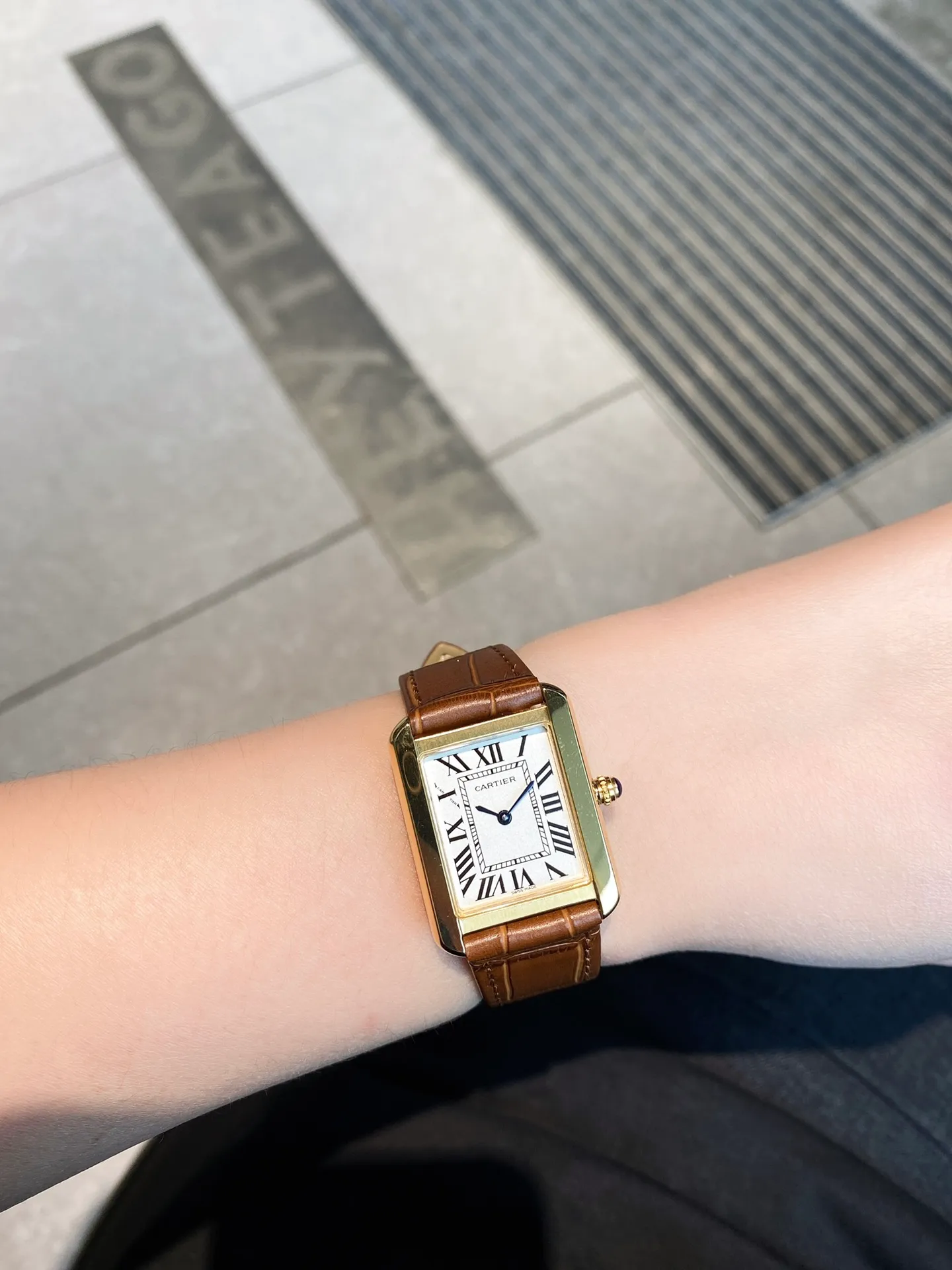 【Foreign trade import】💰1040! Cartier tank series retro watch TANK tank series! The lettering adopts three-dimensional protrusion, 316L stainless steel version, couple watch, imported Swiss movement, three codes in one. Medium size 27MMX34MM, small size 24MMX31MM. The details are polished, the color of the hands, the curvature of the handle, the original pebbled leather belt, the original stainless steel belt, with sticker code, color distribution: white shell, gold shell, rose gold shell, strap colors are complete! Imported Swiss movement, Sapphire TankSolo’s ingenuity is worth owning!