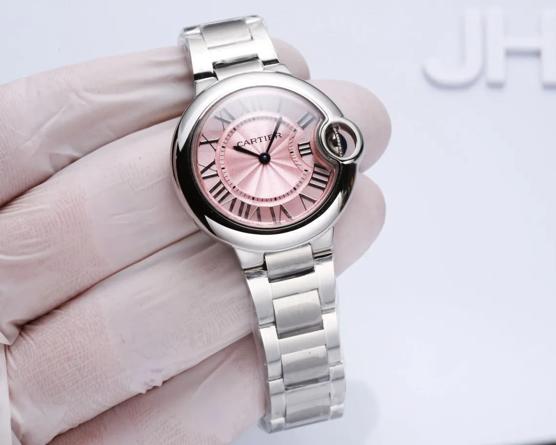 【Customized all-in-one machine】💰1720! 【Top replica】💰2800! Cartier Blue Balloon 262053xx3653 women's watch, size 33MM, exclusive source on the market, double-shaped sapphire crystal glass, high-definition sun pattern silver-plated panel, burnt steel blue needle quenched at 1600 degrees Celsius , the drum-shaped head gem is full of blue light, and no matter how beautiful a watch is, it will be in vain if the movement is not good. Cartier is a well-known hot commodity in the purchasing circle, especially the Cartier Blue Balloon. As one of the most popular watches in the watch circle, it has always maintained its standing position. But its long history still cannot conceal its edge. , durable and never outdated, exclusive supply, this model is truly perfect in every detail regardless of "appearance" or "inside"! The original design of the mechanical watch is rich in connotation, the favorite of beautiful girls. Taiwan factory v6 blue balloon. [Case] In order to pursue the original flawless luster, the mirror polished On the basis of light, ultrasonic polishing technology is added, instead of pressing with a mold. [Literal] The chrysanthemum pattern is super clear, the Roman printing ink has a three-dimensional effect, and the edges of the font are neat and have no burrs. [Hands] Use top-grade burnt steel blue hands with the best hardness. [The handle] is made of the same material as the original - synthetic spinel (which can be understood as blue sapphire crystal glass). The color and transparency are impeccable. After complicated grinding adjustments, the handle data is consistent with the original, and it has reached the universal interchange level. The handle will not lose blue after the upgrade. Gemstone. [Bottom cover] The screws on the upgraded bottom cover are smooth and smooth. The fonts on the bottom cover are deeper and the fonts are as bright as the original ones. [Watch strap] The buckle is tight and polished in place. The movement is made of TOP-grade polished Swiss 157 quartz movement. Focus is an attitude, produced by JH!