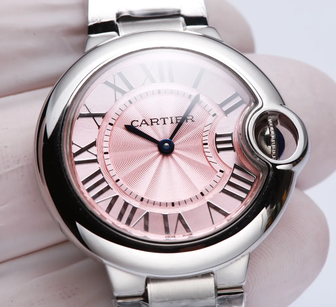 【Customized all-in-one machine】💰1720! 【Top replica】💰2800! Cartier Blue Balloon 262053xx3653 women's watch, size 33MM, exclusive source on the market, double-shaped sapphire crystal glass, high-definition sun pattern silver-plated panel, burnt steel blue needle quenched at 1600 degrees Celsius , the drum-shaped head gem is full of blue light, and no matter how beautiful a watch is, it will be in vain if the movement is not good. Cartier is a well-known hot commodity in the purchasing circle, especially the Cartier Blue Balloon. As one of the most popular watches in the watch circle, it has always maintained its standing position. But its long history still cannot conceal its edge. , durable and never outdated, exclusive supply, this model is truly perfect in every detail regardless of "appearance" or "inside"! The original design of the mechanical watch is rich in connotation, the favorite of beautiful girls. Taiwan factory v6 blue balloon. [Case] In order to pursue the original flawless luster, the mirror polished On the basis of light, ultrasonic polishing technology is added, instead of pressing with a mold. [Literal] The chrysanthemum pattern is super clear, the Roman printing ink has a three-dimensional effect, and the edges of the font are neat and have no burrs. [Hands] Use top-grade burnt steel blue hands with the best hardness. [The handle] is made of the same material as the original - synthetic spinel (which can be understood as blue sapphire crystal glass). The color and transparency are impeccable. After complicated grinding adjustments, the handle data is consistent with the original, and it has reached the universal interchange level. The handle will not lose blue after the upgrade. Gemstone. [Bottom cover] The screws on the upgraded bottom cover are smooth and smooth. The fonts on the bottom cover are deeper and the fonts are as bright as the original ones. [Watch strap] The buckle is tight and polished in place. The movement is made of TOP-grade polished Swiss 157 quartz movement. Focus is an attitude, produced by JH!
