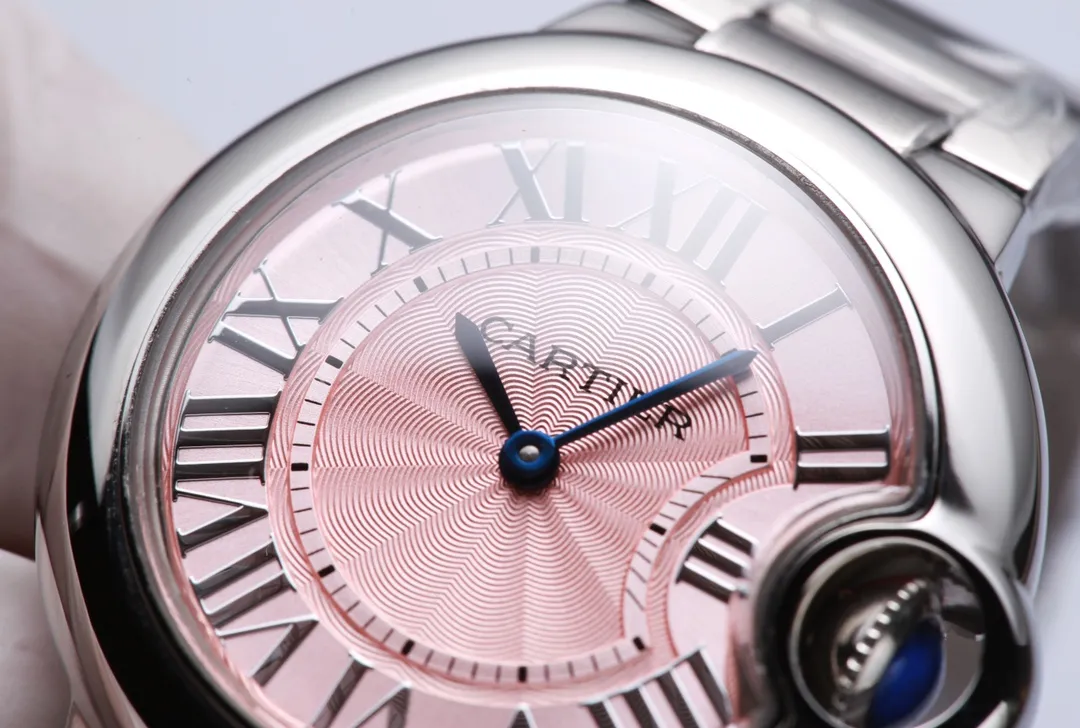 【Customized all-in-one machine】💰1720! 【Top replica】💰2800! Cartier Blue Balloon 262053xx3653 women's watch, size 33MM, exclusive source on the market, double-shaped sapphire crystal glass, high-definition sun pattern silver-plated panel, burnt steel blue needle quenched at 1600 degrees Celsius , the drum-shaped head gem is full of blue light, and no matter how beautiful a watch is, it will be in vain if the movement is not good. Cartier is a well-known hot commodity in the purchasing circle, especially the Cartier Blue Balloon. As one of the most popular watches in the watch circle, it has always maintained its standing position. But its long history still cannot conceal its edge. , durable and never outdated, exclusive supply, this model is truly perfect in every detail regardless of "appearance" or "inside"! The original design of the mechanical watch is rich in connotation, the favorite of beautiful girls. Taiwan factory v6 blue balloon. [Case] In order to pursue the original flawless luster, the mirror polished On the basis of light, ultrasonic polishing technology is added, instead of pressing with a mold. [Literal] The chrysanthemum pattern is super clear, the Roman printing ink has a three-dimensional effect, and the edges of the font are neat and have no burrs. [Hands] Use top-grade burnt steel blue hands with the best hardness. [The handle] is made of the same material as the original - synthetic spinel (which can be understood as blue sapphire crystal glass). The color and transparency are impeccable. After complicated grinding adjustments, the handle data is consistent with the original, and it has reached the universal interchange level. The handle will not lose blue after the upgrade. Gemstone. [Bottom cover] The screws on the upgraded bottom cover are smooth and smooth. The fonts on the bottom cover are deeper and the fonts are as bright as the original ones. [Watch strap] The buckle is tight and polished in place. The movement is made of TOP-grade polished Swiss 157 quartz movement. Focus is an attitude, produced by JH!