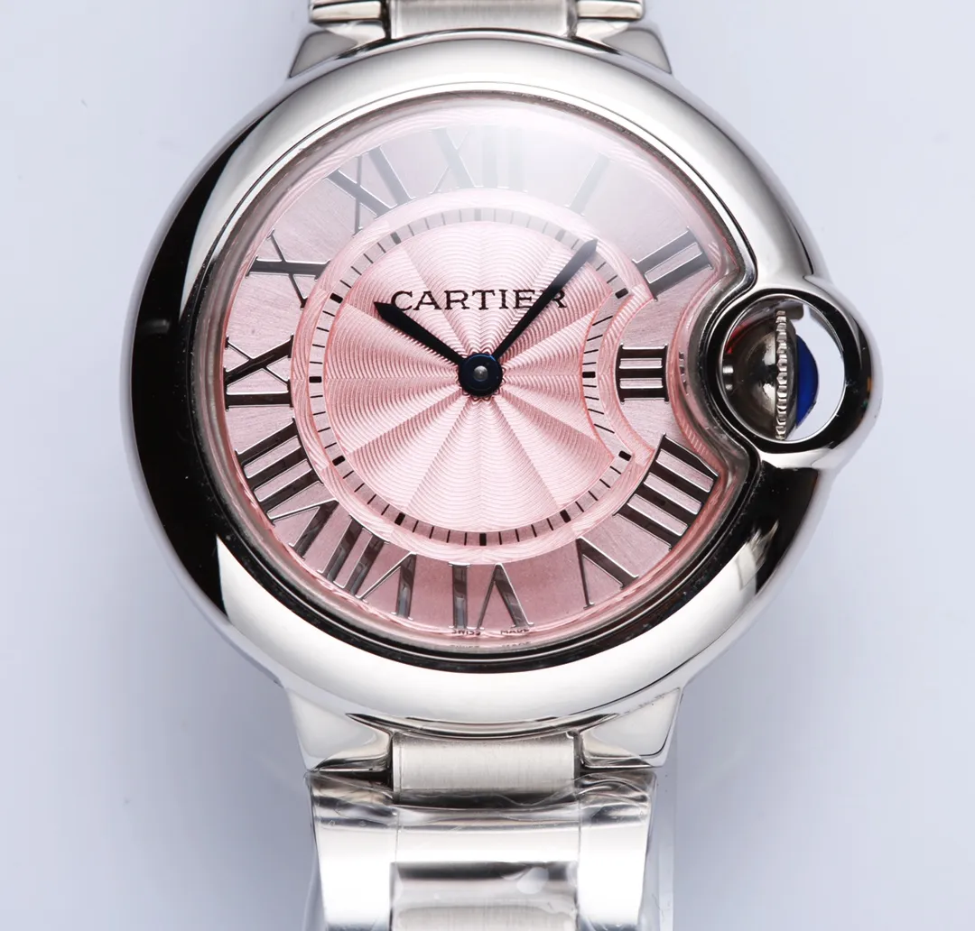 【Customized all-in-one machine】💰1720! 【Top replica】💰2800! Cartier Blue Balloon 262053xx3653 women's watch, size 33MM, exclusive source on the market, double-shaped sapphire crystal glass, high-definition sun pattern silver-plated panel, burnt steel blue needle quenched at 1600 degrees Celsius , the drum-shaped head gem is full of blue light, and no matter how beautiful a watch is, it will be in vain if the movement is not good. Cartier is a well-known hot commodity in the purchasing circle, especially the Cartier Blue Balloon. As one of the most popular watches in the watch circle, it has always maintained its standing position. But its long history still cannot conceal its edge. , durable and never outdated, exclusive supply, this model is truly perfect in every detail regardless of "appearance" or "inside"! The original design of the mechanical watch is rich in connotation, the favorite of beautiful girls. Taiwan factory v6 blue balloon. [Case] In order to pursue the original flawless luster, the mirror polished On the basis of light, ultrasonic polishing technology is added, instead of pressing with a mold. [Literal] The chrysanthemum pattern is super clear, the Roman printing ink has a three-dimensional effect, and the edges of the font are neat and have no burrs. [Hands] Use top-grade burnt steel blue hands with the best hardness. [The handle] is made of the same material as the original - synthetic spinel (which can be understood as blue sapphire crystal glass). The color and transparency are impeccable. After complicated grinding adjustments, the handle data is consistent with the original, and it has reached the universal interchange level. The handle will not lose blue after the upgrade. Gemstone. [Bottom cover] The screws on the upgraded bottom cover are smooth and smooth. The fonts on the bottom cover are deeper and the fonts are as bright as the original ones. [Watch strap] The buckle is tight and polished in place. The movement is made of TOP-grade polished Swiss 157 quartz movement. Focus is an attitude, produced by JH!