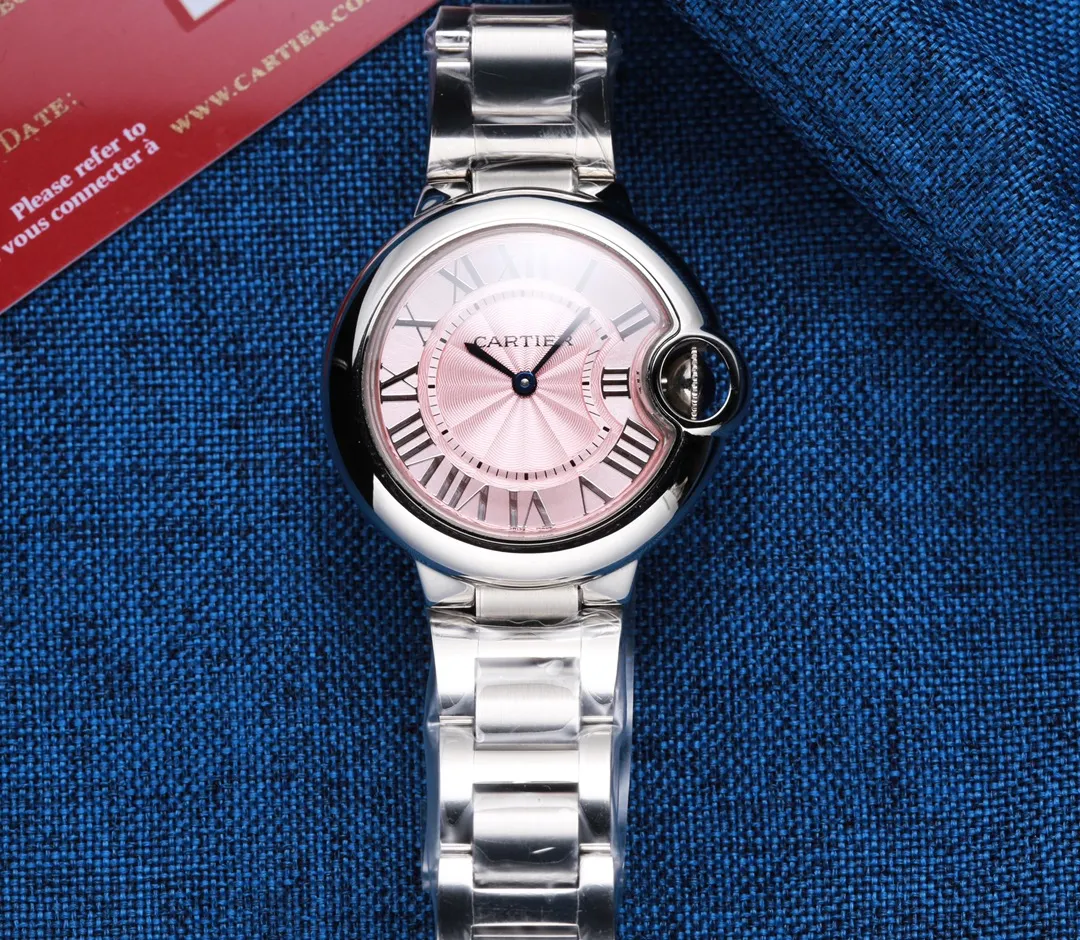 【Customized all-in-one machine】💰1720! 【Top replica】💰2800! Cartier Blue Balloon 262053xx3653 women's watch, size 33MM, exclusive source on the market, double-shaped sapphire crystal glass, high-definition sun pattern silver-plated panel, burnt steel blue needle quenched at 1600 degrees Celsius , the drum-shaped head gem is full of blue light, and no matter how beautiful a watch is, it will be in vain if the movement is not good. Cartier is a well-known hot commodity in the purchasing circle, especially the Cartier Blue Balloon. As one of the most popular watches in the watch circle, it has always maintained its standing position. But its long history still cannot conceal its edge. , durable and never outdated, exclusive supply, this model is truly perfect in every detail regardless of "appearance" or "inside"! The original design of the mechanical watch is rich in connotation, the favorite of beautiful girls. Taiwan factory v6 blue balloon. [Case] In order to pursue the original flawless luster, the mirror polished On the basis of light, ultrasonic polishing technology is added, instead of pressing with a mold. [Literal] The chrysanthemum pattern is super clear, the Roman printing ink has a three-dimensional effect, and the edges of the font are neat and have no burrs. [Hands] Use top-grade burnt steel blue hands with the best hardness. [The handle] is made of the same material as the original - synthetic spinel (which can be understood as blue sapphire crystal glass). The color and transparency are impeccable. After complicated grinding adjustments, the handle data is consistent with the original, and it has reached the universal interchange level. The handle will not lose blue after the upgrade. Gemstone. [Bottom cover] The screws on the upgraded bottom cover are smooth and smooth. The fonts on the bottom cover are deeper and the fonts are as bright as the original ones. [Watch strap] The buckle is tight and polished in place. The movement is made of TOP-grade polished Swiss 157 quartz movement. Focus is an attitude, produced by JH!
