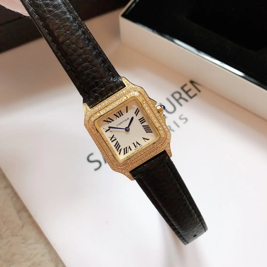 【Foreign trade import】💰1240! Cartier Panthère de Cartier cheetah watch, gorgeous and unruly, is the aesthetic style conveyed by Panthère de Cartier cheetah. Its lines are smooth, charming, soft and docile on the wrist, as if dancing on the skin. The unique shape highlights a mature, elegant, confident and attractive female image. The case is one-piece, 27mm medium size, equipped with original Swiss quartz movement, 316L stainless steel case, crown set with a synthetic blue spinel, silver-plated dial, sword-shaped blue steel hands