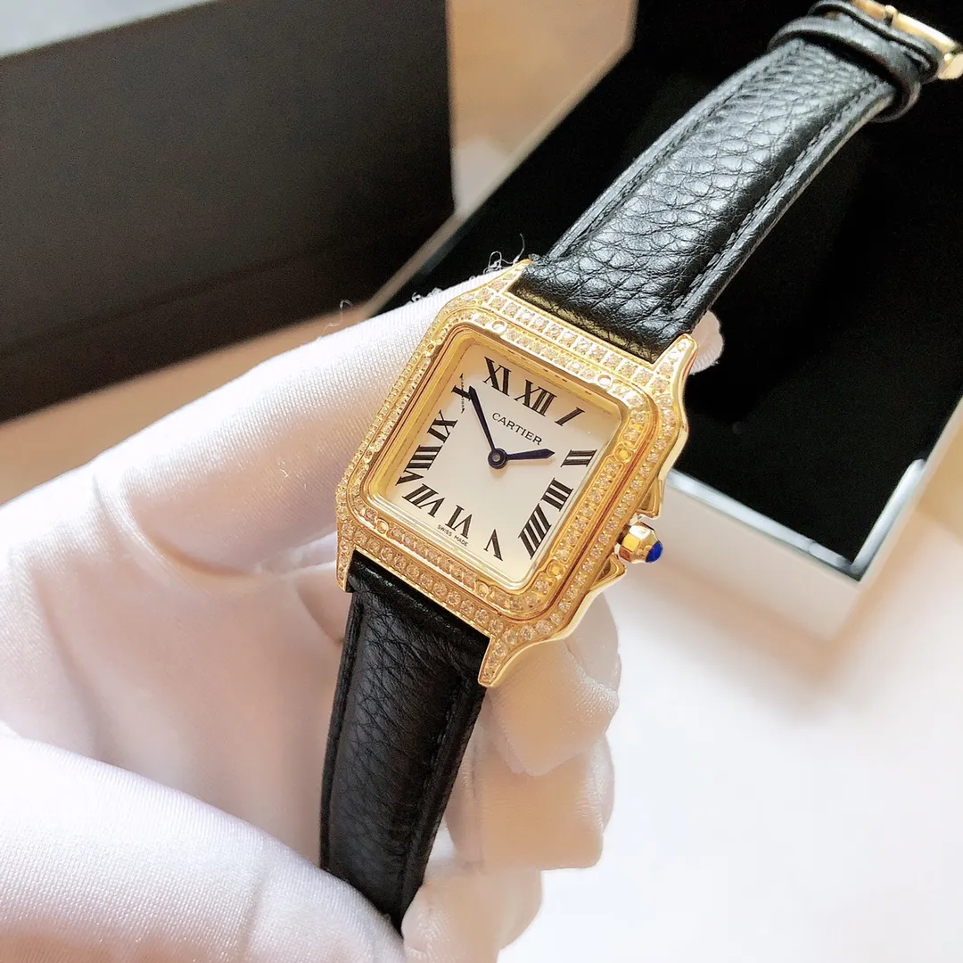 【Foreign trade import】💰1240! Cartier Panthère de Cartier cheetah watch, gorgeous and unruly, is the aesthetic style conveyed by Panthère de Cartier cheetah. Its lines are smooth, charming, soft and docile on the wrist, as if dancing on the skin. The unique shape highlights a mature, elegant, confident and attractive female image. The case is one-piece, 27mm medium size, equipped with original Swiss quartz movement, 316L stainless steel case, crown set with a synthetic blue spinel, silver-plated dial, sword-shaped blue steel hands