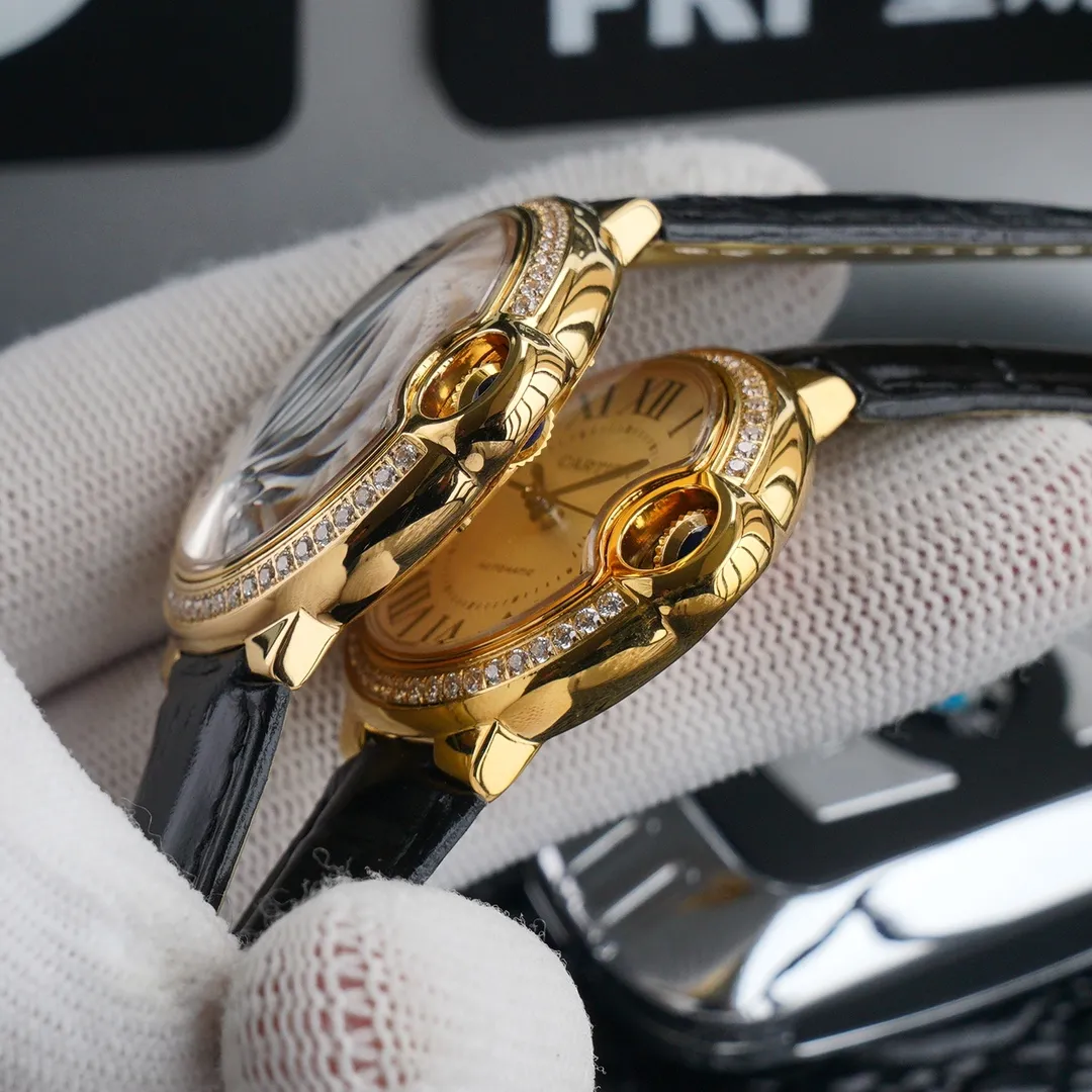 【Top replica】💰2800 each! Cartier Blue Balloon series, this series of watches is famous for its delicate style and elegant style in Cartier watchmaking industry. Of course, this watch must have such characteristics. The color of the stainless steel case makes the watch as light as a balloon, and the blue crown seems to have disobediently deviated from the original planned trajectory, like a playful couple. The Roman numerals on the dial look retro and deep, decorated with guilloche patterns and sword-shaped hands. The entire watch gives people a delicate and considerate feel. Isn’t this what couples need? Built-in: Japanese Citizen fully automatic machine, water drop (fish eye bubble) sapphire glass mirror, highly waterproof, burnt steel blue pointer color, head curvature⚠Please look for exclusive quality