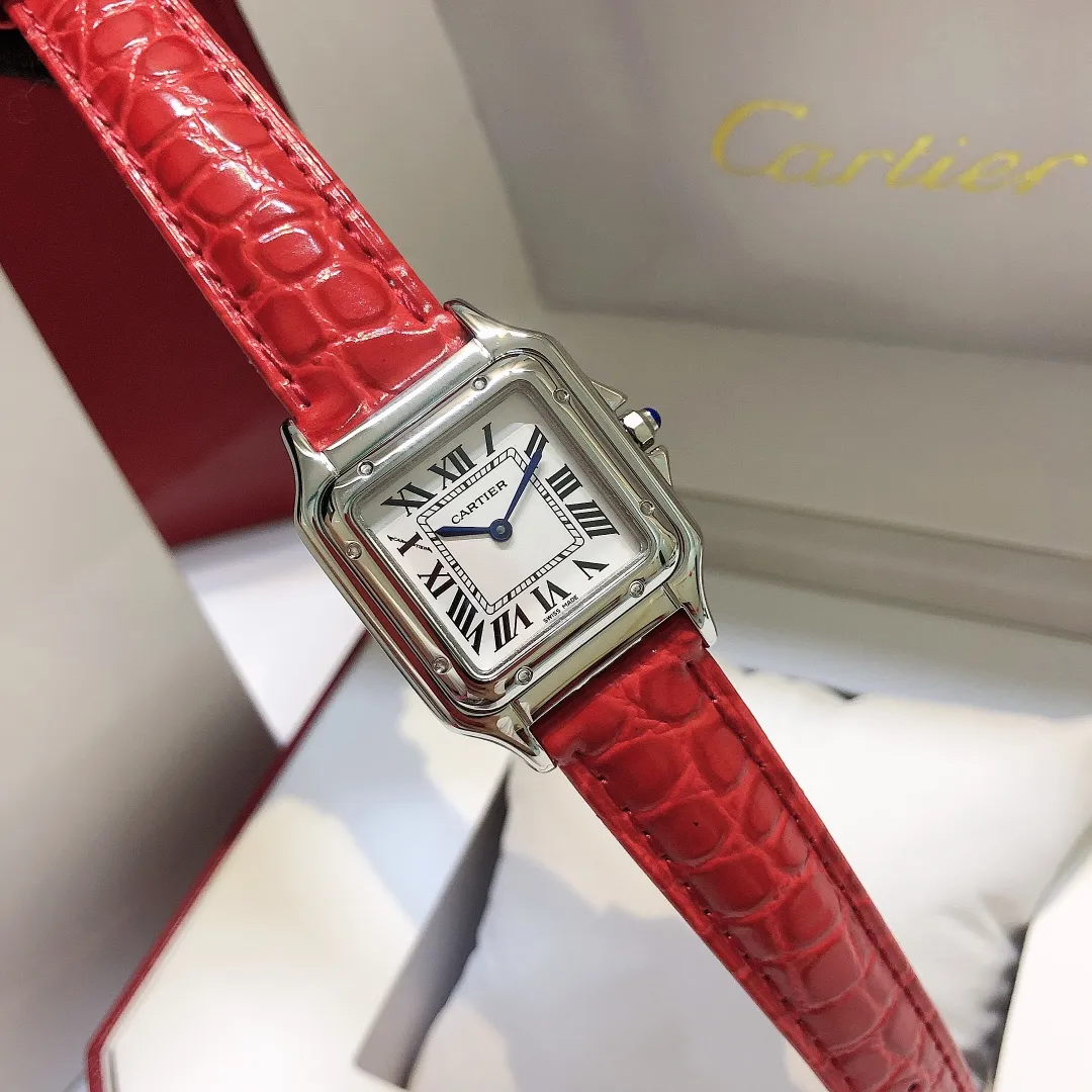 【High-end replica】💰1240! Cartier Panthère de Cartier cheetah watch, gorgeous and unruly, is the aesthetic style conveyed by Panthère de Cartier cheetah. Its lines are smooth, charming, soft and docile on the wrist, as if dancing on the skin. The unique shape highlights a mature, elegant, confident and attractive female image. The case is one-piece, 27mm medium size, equipped with original Swiss quartz movement, 316L stainless steel case, American high-gloss alligator leather strap, crown inlaid with a synthetic blue spinel, silver-plated dial, sword-shaped blue steel hands, 100% waterproof "MX real shot"