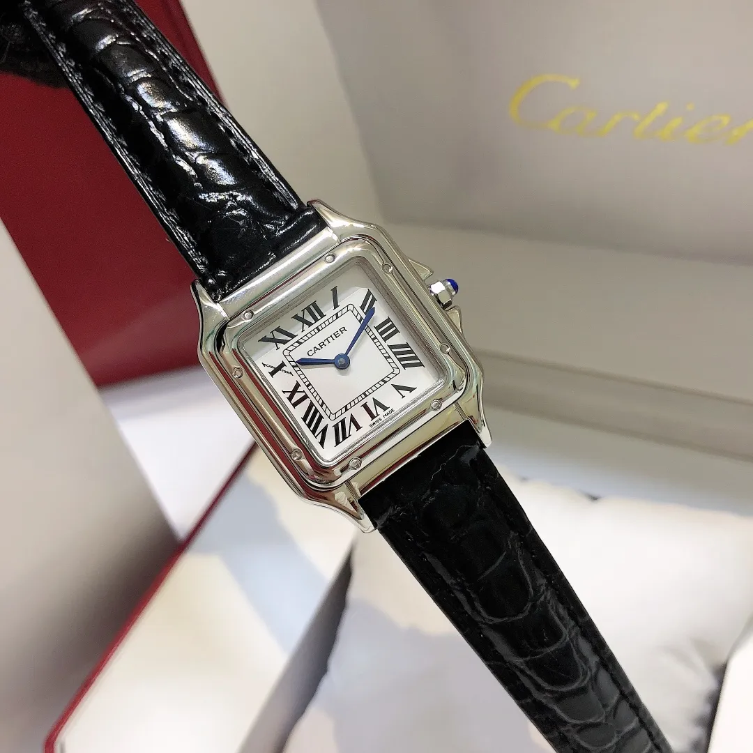 【High-end replica】💰1240! Cartier Panthère de Cartier cheetah watch, gorgeous and unruly, is the aesthetic style conveyed by Panthère de Cartier cheetah. Its lines are smooth, charming, soft and docile on the wrist, as if dancing on the skin. The unique shape highlights a mature, elegant, confident and attractive female image. The case is one-piece, 27mm medium size, equipped with original Swiss quartz movement, 316L stainless steel case, American high-gloss alligator leather strap, crown inlaid with a synthetic blue spinel, silver-plated dial, sword-shaped blue steel hands, 100% waterproof "MX real shot"