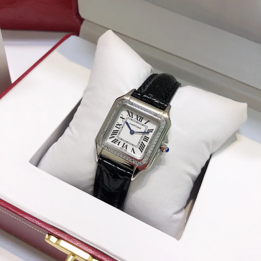 【High-end replica】💰1240! Cartier Panthère de Cartier cheetah watch, gorgeous and unruly, is the aesthetic style conveyed by Panthère de Cartier cheetah. Its lines are smooth, charming, soft and docile on the wrist, as if dancing on the skin. The unique shape highlights a mature, elegant, confident and attractive female image. The case is one-piece, 27mm medium size, equipped with original Swiss quartz movement, 316L stainless steel case, American high-gloss alligator leather strap, crown inlaid with a synthetic blue spinel, silver-plated dial, sword-shaped blue steel hands, 100% waterproof "MX real shot"