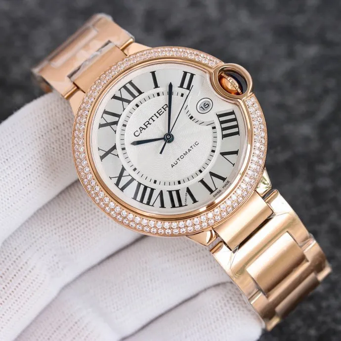 The 42 size upgraded version of the Taiwan factory is equipped with 2824 Ruijie, 1, dark yellow lettering, 2 baked blue hands, 3 original sand buckle, 4 centered handle, 5, obvious crescent. This series of watches is famous for its delicate style and elegant style in the Cartier watchmaking industry. Of course, this watch must have such characteristics. The color of the stainless steel case makes the watch as light as a balloon, and the blue crown seems to have disobediently deviated from the original planned trajectory, like a playful couple. The Roman numeral hour markers look retro and deep on the dial, decorated with guilloche patterns and sword-shaped hands. The entire watch gives people a delicate and considerate feel. Isn’t that what couples need? Waterdrop (fish eye bubble) sapphire glass mirror. Highly waterproof. Curved handle shape.