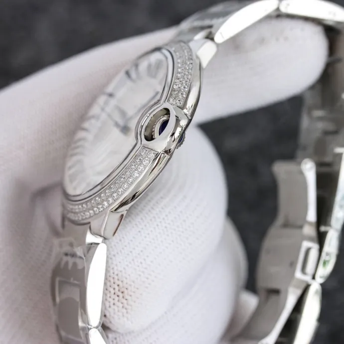 The 42 size upgraded version of the Taiwan factory is equipped with 2824 Ruijie, 1, dark yellow lettering, 2 baked blue hands, 3 original sand buckle, 4 centered handle, 5, obvious crescent. This series of watches is famous for its delicate style and elegant style in the Cartier watchmaking industry. Of course, this watch must have such characteristics. The color of the stainless steel case makes the watch as light as a balloon, and the blue crown seems to have disobediently deviated from the original planned trajectory, like a playful couple. The Roman numeral hour markers look retro and deep on the dial, decorated with guilloche patterns and sword-shaped hands. The entire watch gives people a delicate and considerate feel. Isn’t that what couples need? Waterdrop (fish eye bubble) sapphire glass mirror. Highly waterproof. Curved handle shape.