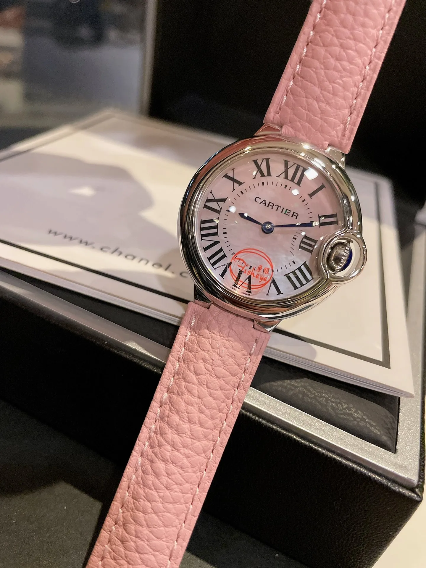 【High-end replica】💰1040! Cartier Blue Balloon, exquisite 33mm quartz watch, traditional three-hand design, starry sky running, time flowing, special craftsmanship with diamonds, perfect personality, matched with fish-eye sapphire glass, using Swiss original Swiss quartz movement, accurate travel time, imported high-gloss cowhide leather belt, original folding buckle, look for high-quality complete package and wear warranty card hangtag.