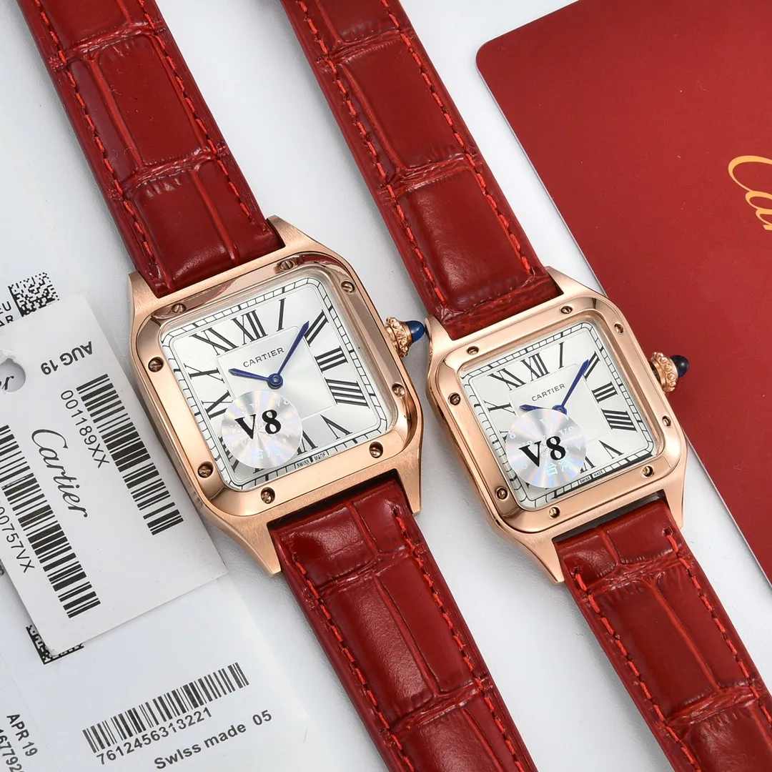 [High-end replica] 💰1120 yuan each! Cartier Santos ultra-thin Dumont series watches, matching watches for couples, unisex models 👫 The workmanship quality of the Taiwan factory is outstanding! Deeply waterproof 👍 Case: 316L stainless steel 3-piece case Glass: Sapphire 💎 crystal mirror Movement: Swiss imported 🇨🇭Swiss quartz Text: Classic Roman numerals, charcoal black, champagne color, sword-shaped blue steel hands Strap: Italian imported first layer 🐂 calfskin strap Buckle: Stainless steel original pin buckle 👍 style buckle Color: dark green blue black gray red Case size: Male (32 mm wide and 43 mm long) Female (28 mm wide and 38 mm long) Thickness: 7 mm.