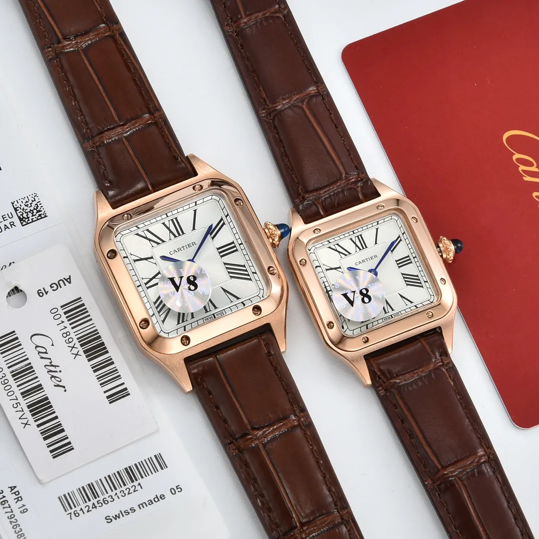 [High-end replica] 💰1120 yuan each! Cartier Santos ultra-thin Dumont series watches, matching watches for couples, unisex models 👫 The workmanship quality of the Taiwan factory is outstanding! Deeply waterproof 👍 Case: 316L stainless steel 3-piece case Glass: Sapphire 💎 crystal mirror Movement: Swiss imported 🇨🇭Swiss quartz Text: Classic Roman numerals, charcoal black, champagne color, sword-shaped blue steel hands Strap: Italian imported first layer 🐂 calfskin strap Buckle: Stainless steel original pin buckle 👍 style buckle Color: dark green blue black gray red Case size: Male (32 mm wide and 43 mm long) Female (28 mm wide and 38 mm long) Thickness: 7 mm.