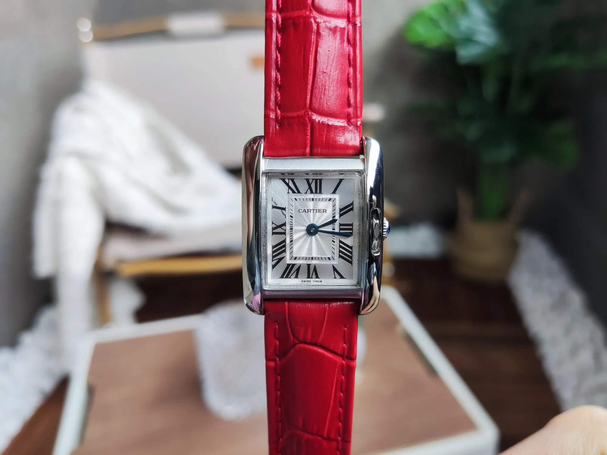 【High-end replica】💰1040! Cartier's classic Tank Anglaise British tank watch is very "tank". The compact shape, clearer lines, and restrained design contain full tension. It has an elegant design and has all the characteristics of a tank watch: an overall designed case and strap, Roman numerals, track scales, and blue steel sword-shaped hands. The real highlight is: the crown is hidden in the vertical lugs, and the overall structure forms a perfect symmetry. It uses an imported movement and an ultra-high-transparency coated crystal mirror. Size: 30.2 x 22.7 mm.