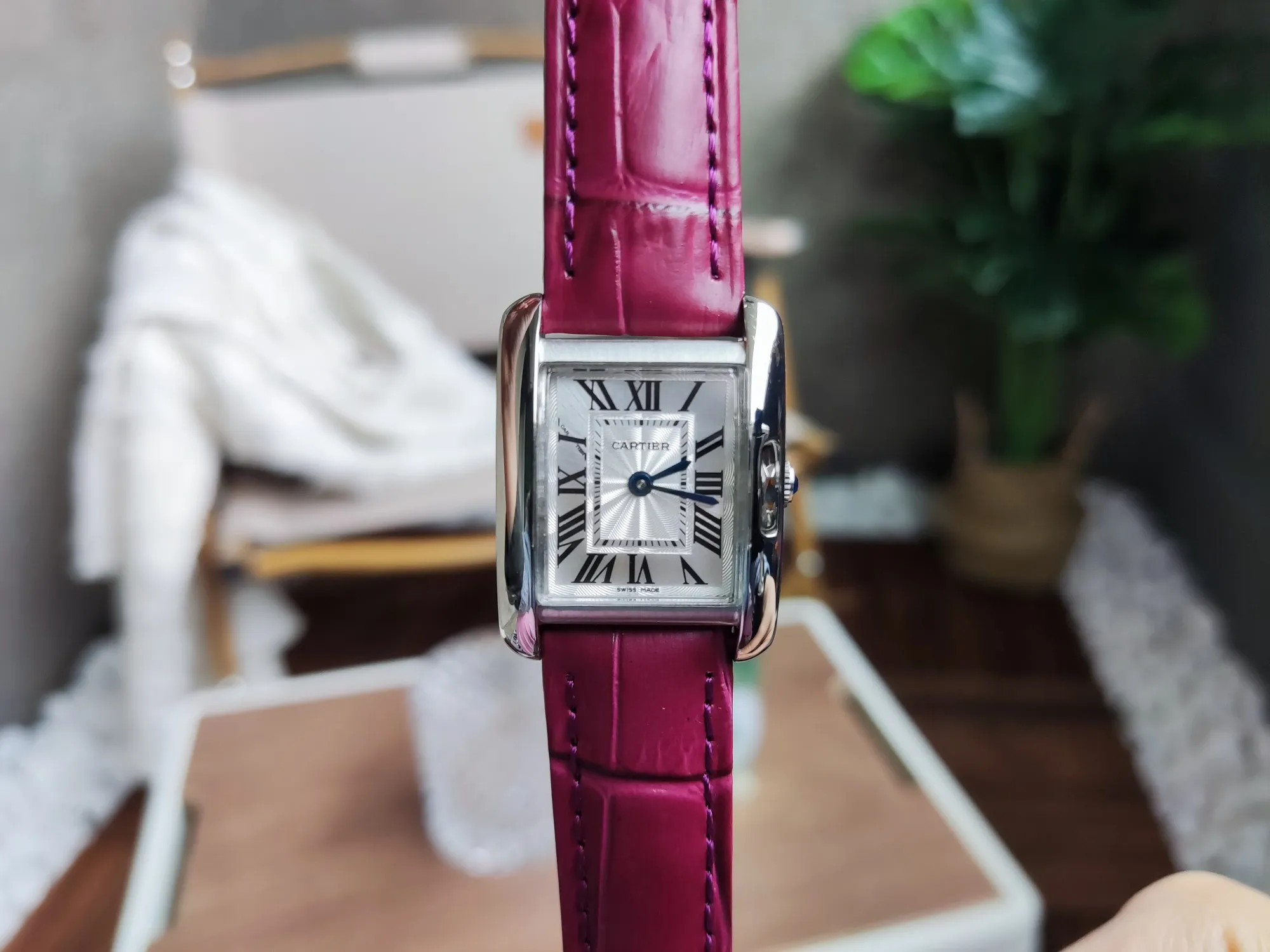 【High-end replica】💰1040! Cartier's classic Tank Anglaise British tank watch is very "tank". The compact shape, clearer lines, and restrained design contain full tension. It has an elegant design and has all the characteristics of a tank watch: an overall designed case and strap, Roman numerals, track scales, and blue steel sword-shaped hands. The real highlight is: the crown is hidden in the vertical lugs, and the overall structure forms a perfect symmetry. It uses an imported movement and an ultra-high-transparency coated crystal mirror. Size: 30.2 x 22.7 mm.