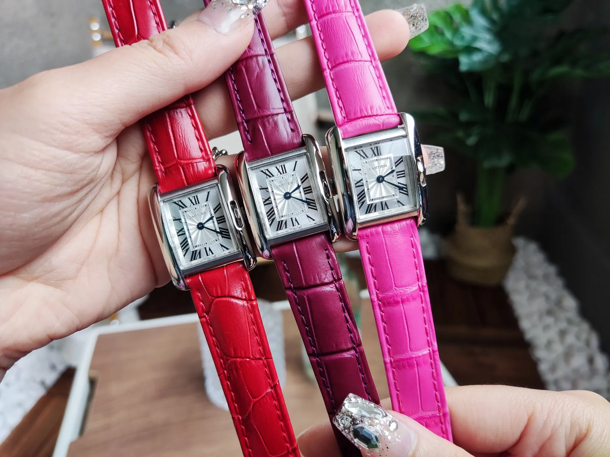 【High-end replica】💰1040! Cartier's classic Tank Anglaise British tank watch is very "tank". The compact shape, clearer lines, and restrained design contain full tension. It has an elegant design and has all the characteristics of a tank watch: an overall designed case and strap, Roman numerals, track scales, and blue steel sword-shaped hands. The real highlight is: the crown is hidden in the vertical lugs, and the overall structure forms a perfect symmetry. It uses an imported movement and an ultra-high-transparency coated crystal mirror. Size: 30.2 x 22.7 mm.