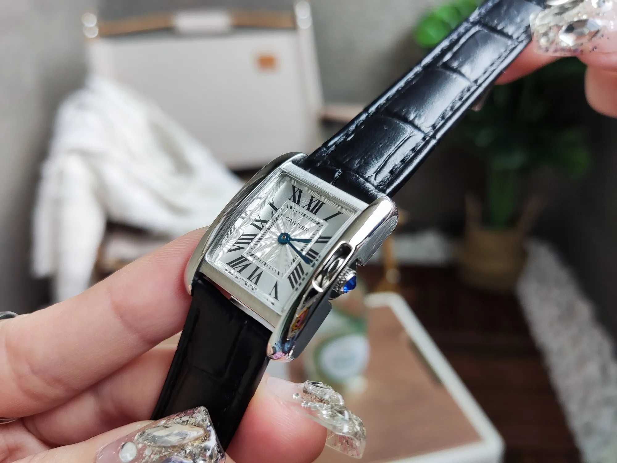 【High-end replica】💰1040! Cartier's classic Tank Anglaise British tank watch is very "tank". The compact shape, clearer lines, and restrained design contain full tension. It has an elegant design and has all the characteristics of a tank watch: an overall designed case and strap, Roman numerals, track scales, and blue steel sword-shaped hands. The real highlight is: the crown is hidden in the vertical lugs, and the overall structure forms a perfect symmetry. It uses an imported movement and an ultra-high-transparency coated crystal mirror. Size: 30.2 x 22.7 mm.