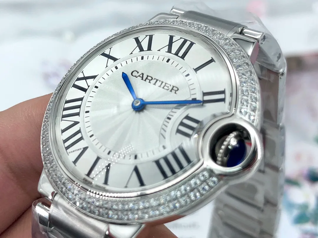 【Top replica】💰1920! Cartier Ballon Bleu 🇫🇷 CARTIER BallonBleu original mold opening, top replica, counter synchronous three-code anti-counterfeiting Type: top luxury women's quartz watch Mirror: fisheye-shaped imported sapphire crystal Hands: hours, minutes Surface: guilloche silver-white letters Case: 316 stainless steel Double circle diamonds Strap: 316 stainless steel Size: 36.6mm×12.05mm Movement: Ronda quartz imported from Switzerland