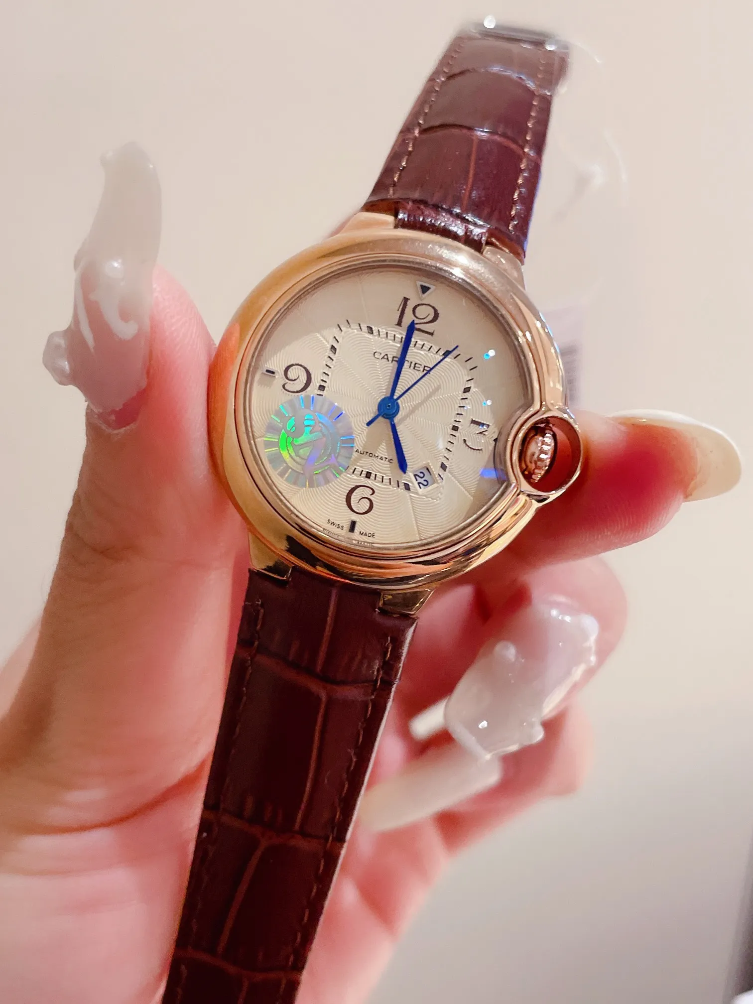 【High-end replica】💰1120! The Ballon Bleu de Cartier luxury watch series, with a versatile size of 33mm, is simple and unique in taste. It abandons the complicated and gorgeous decorations that are popular in modern times, reinterprets beauty with simplicity, and creates exclusive high quality. The dial is made of Swarovski crystal diamonds. The elegant, refined and noble temperament is fully displayed. The new crocodile pattern cowhide is more suitable for this summer. It is suitable for various high-end gathering occasions and is the best choice for matching with various sweaters and furs~~
