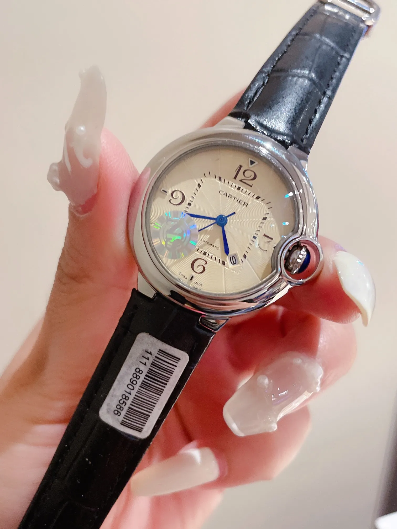 【High-end replica】💰1120! The Ballon Bleu de Cartier luxury watch series, with a versatile size of 33mm, is simple and unique in taste. It abandons the complicated and gorgeous decorations that are popular in modern times, reinterprets beauty with simplicity, and creates exclusive high quality. The dial is made of Swarovski crystal diamonds. The elegant, refined and noble temperament is fully displayed. The new crocodile pattern cowhide is more suitable for this summer. It is suitable for various high-end gathering occasions and is the best choice for matching with various sweaters and furs~~