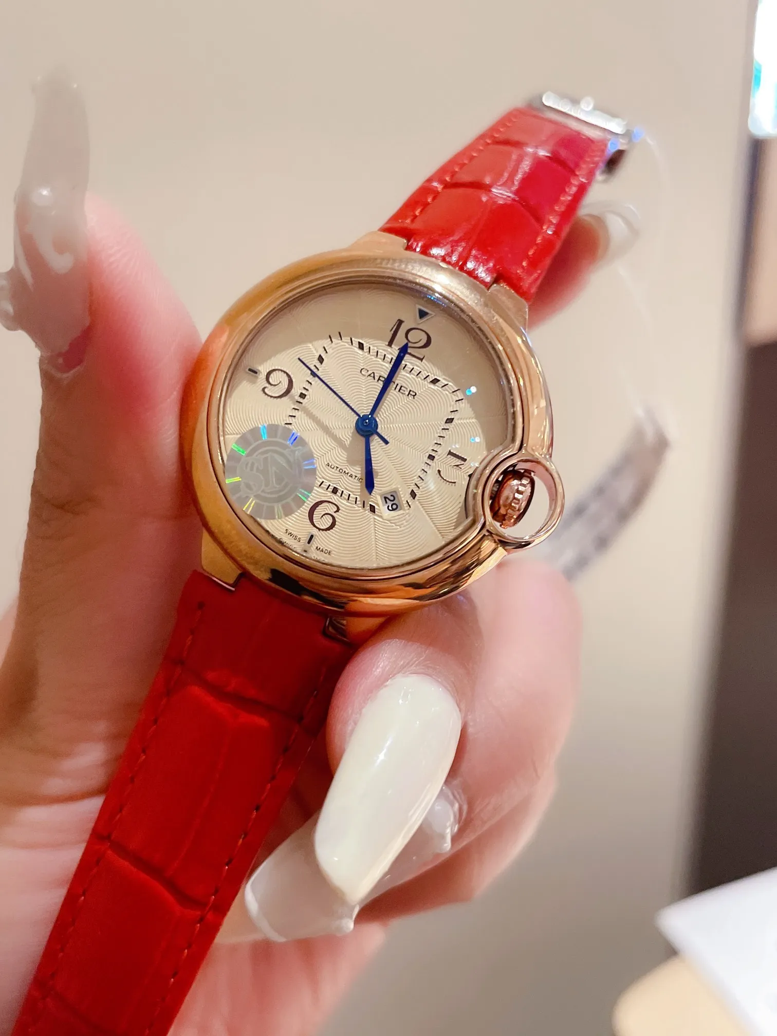【High-end replica】💰1120! The Ballon Bleu de Cartier luxury watch series, with a versatile size of 33mm, is simple and unique in taste. It abandons the complicated and gorgeous decorations that are popular in modern times, reinterprets beauty with simplicity, and creates exclusive high quality. The dial is made of Swarovski crystal diamonds. The elegant, refined and noble temperament is fully displayed. The new crocodile pattern cowhide is more suitable for this summer. It is suitable for various high-end gathering occasions and is the best choice for matching with various sweaters and furs~~