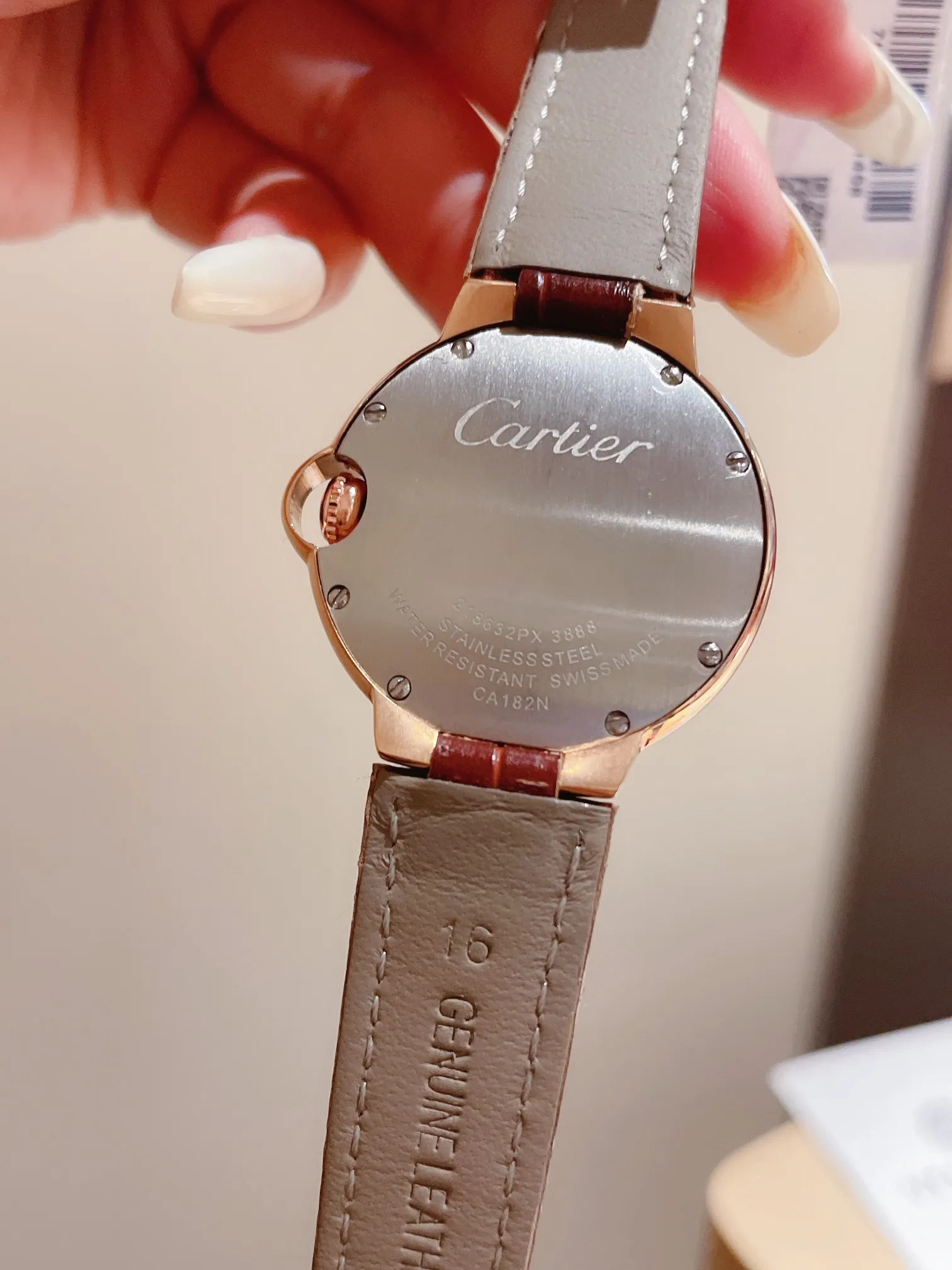 【High-end replica】💰1120! The Ballon Bleu de Cartier luxury watch series, with a versatile size of 33mm, is simple and unique in taste. It abandons the complicated and gorgeous decorations that are popular in modern times, reinterprets beauty with simplicity, and creates exclusive high quality. The dial is made of Swarovski crystal diamonds. The elegant, refined and noble temperament is fully displayed. The new crocodile pattern cowhide is more suitable for this summer. It is suitable for various high-end gathering occasions and is the best choice for matching with various sweaters and furs~~